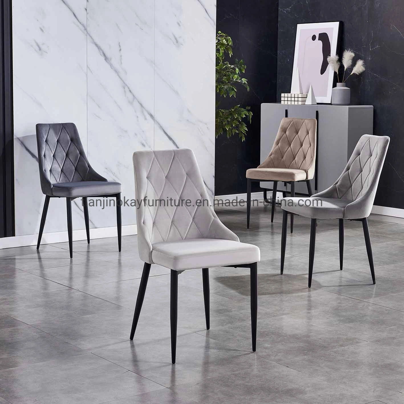 La Chine usine moderne de nouvelle conception de gros de mobilier de maison Salon métal européen jambes chaise de salle à manger avec le tissu de velours blanc