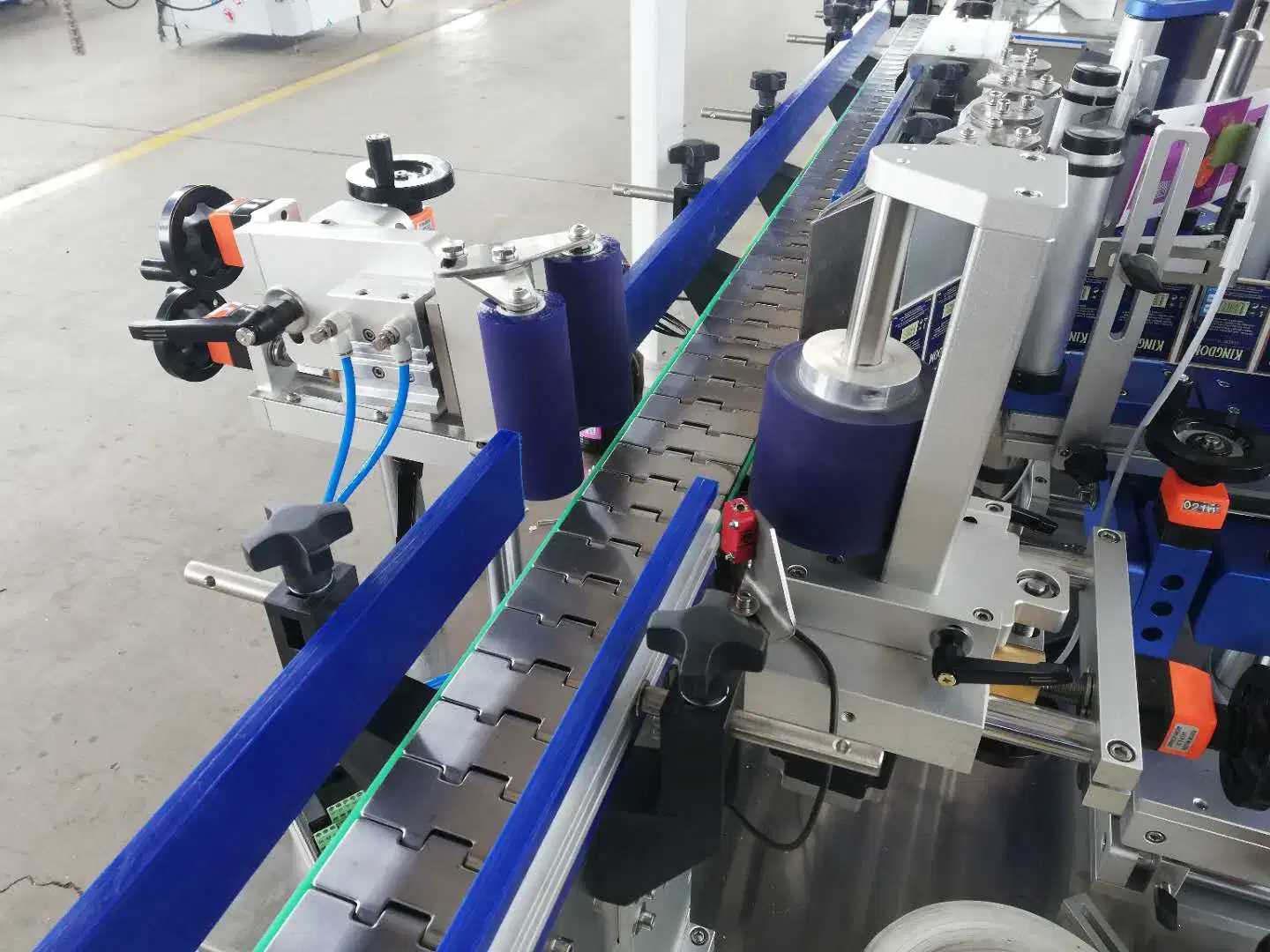 Automatic Flat and Square Glass Bottle Labeller