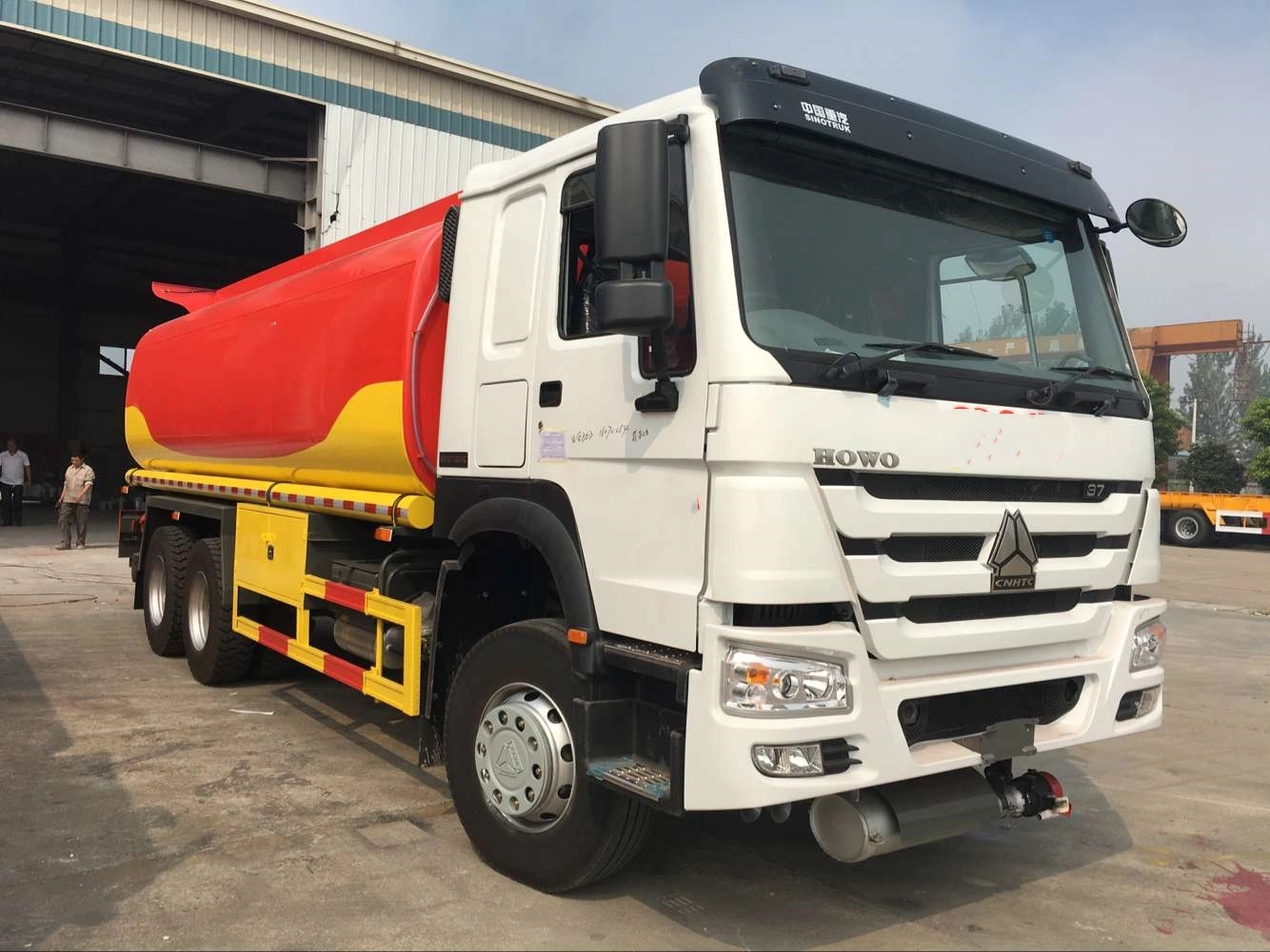 Chinês Início Brand novo barato Sinotruk HOWO 4X2 6X4 8X4 20000 litros de combustível Petroleiro caminhão com dispensador de Combustível