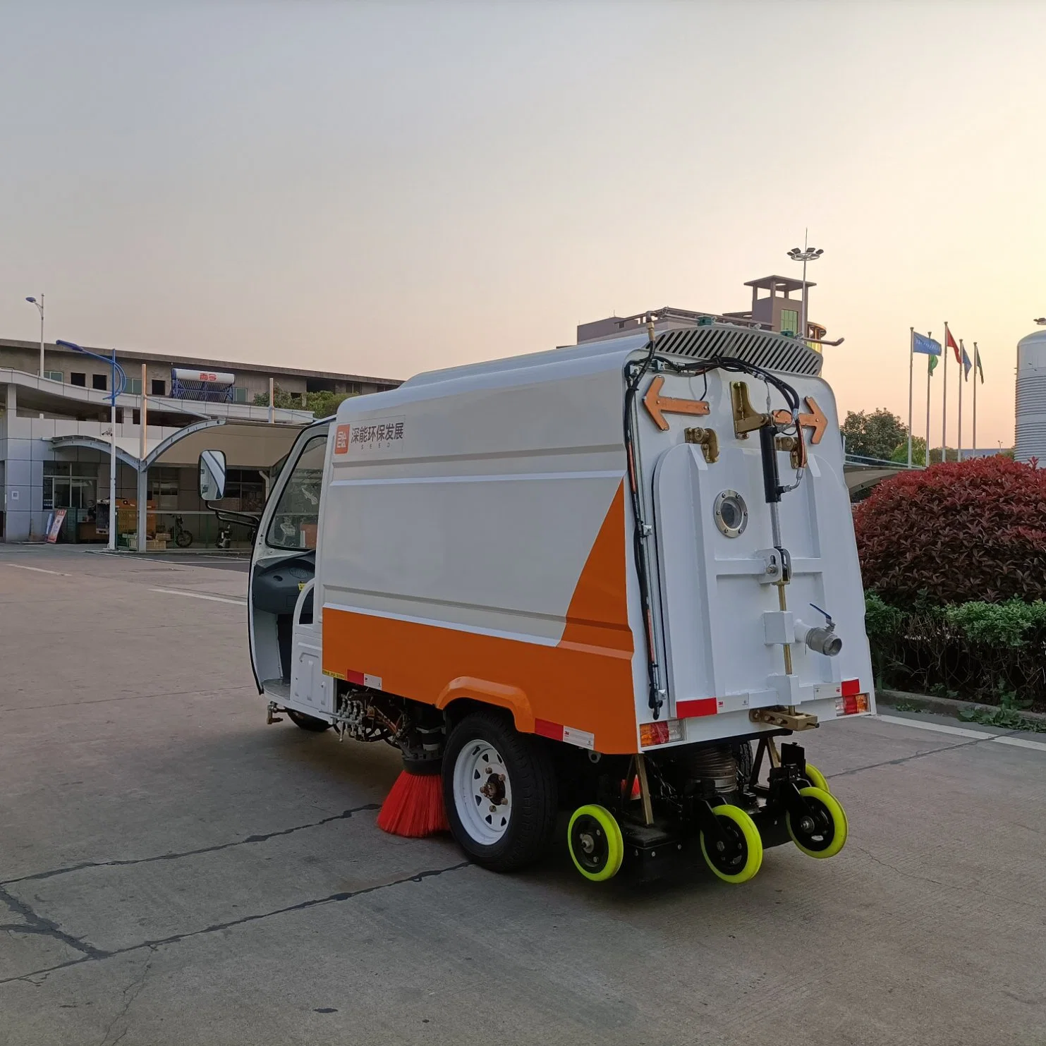 China Directional Vacuum Trike Sweep Truck of Load Capacity 600kg 18000 M2/H