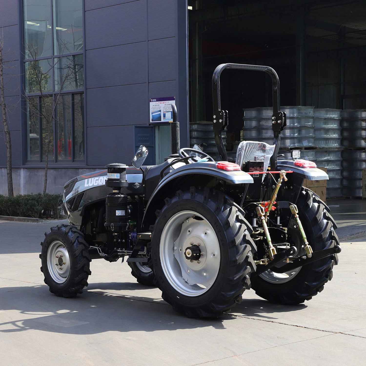 precio de fábrica barata Lugong remolque chino Rastreador de pulverización de la rueda de tractor agrícola pequeña