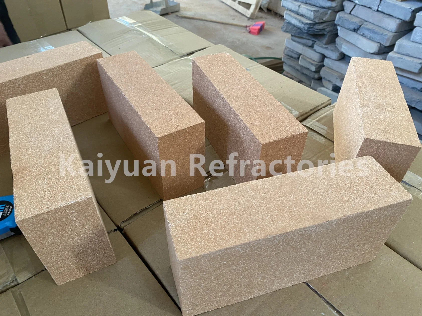 China Hersteller 18% Al203 Feuerclay Brick Bd 0,6g/cm Feuerfester Block Leichte Isolierung Feuer Ton Steine