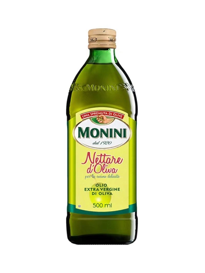 Aceite de oliva orgánico prensa frío alto en el frasco de cristal y botella de plástico