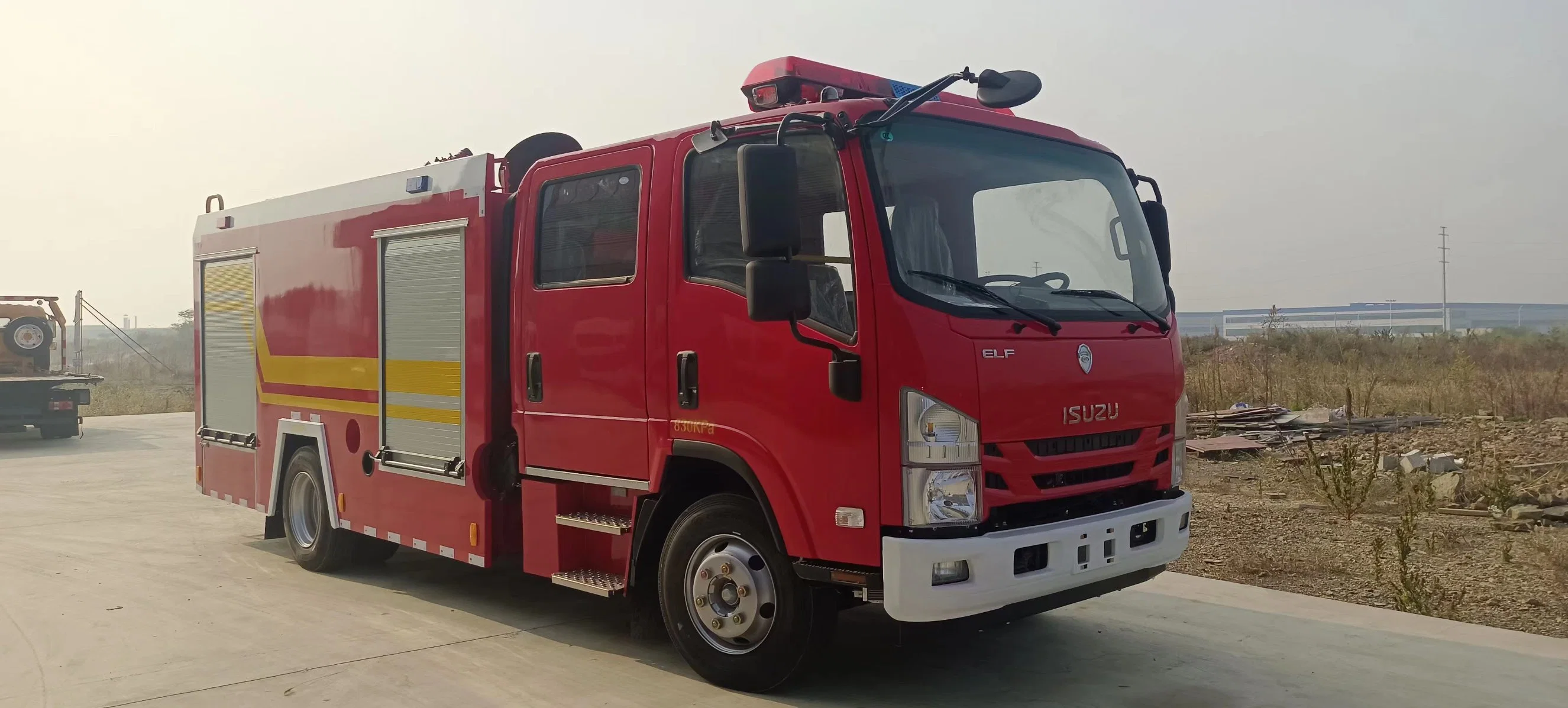 Japen Brand Fooball Fire Fire Truck 5000L شاحنة خاصة ذات جودة عالية مع معدات إطفاء الحريق سعة 8000L