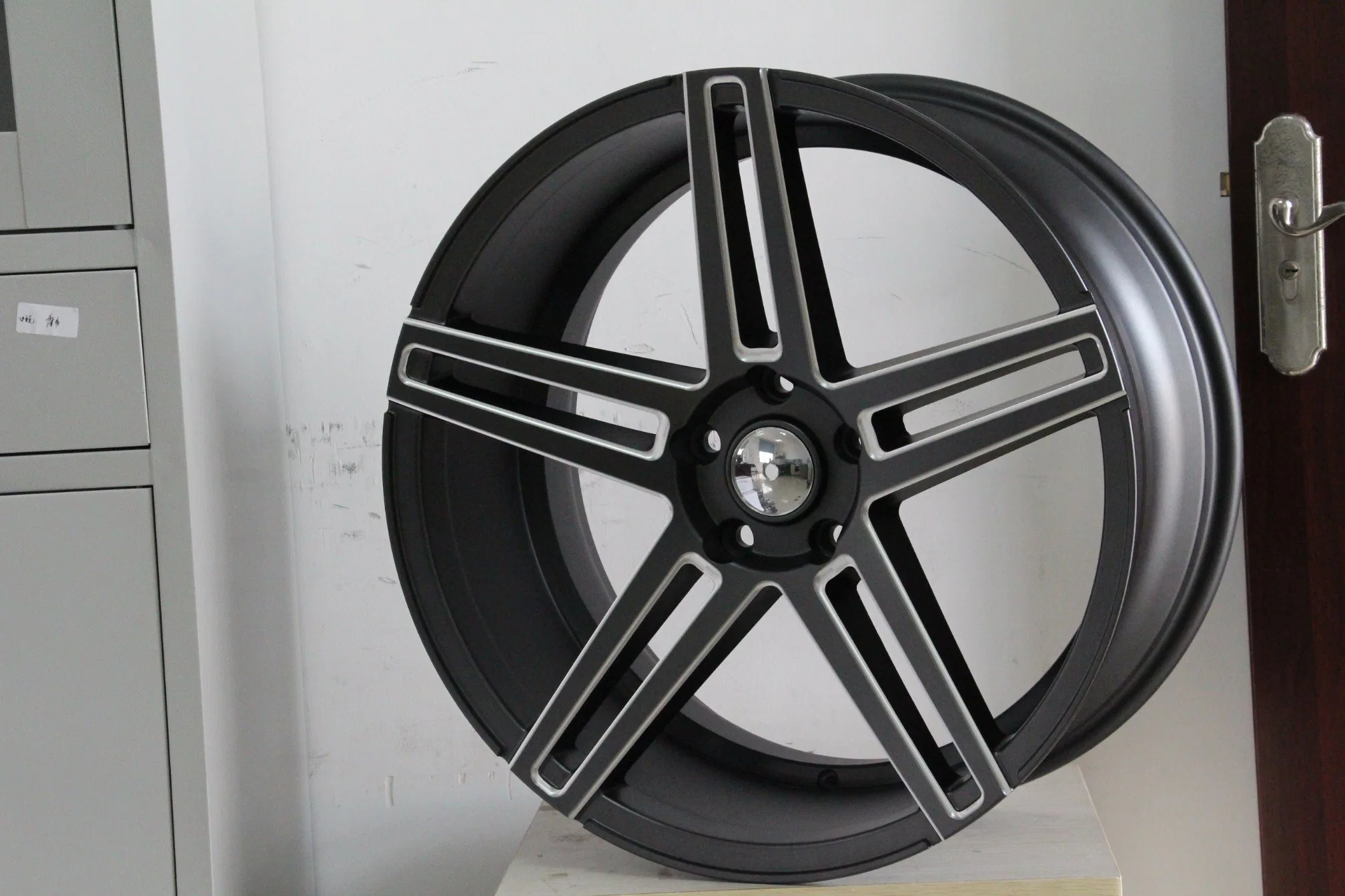 China Durable High-Strength Car Parts Rims Accessories Anti-Scratch Alloy Wheel