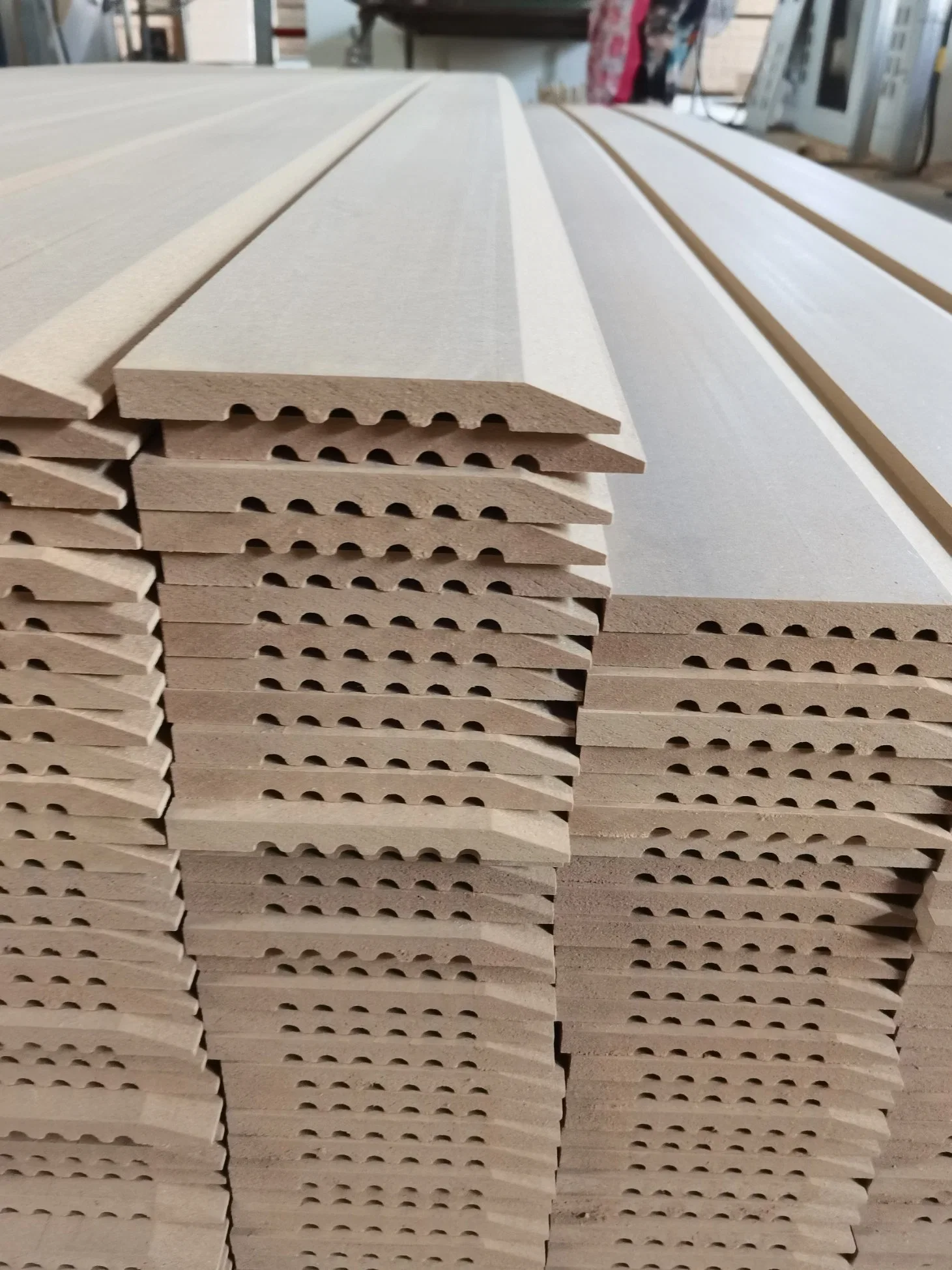 En fábrica de madera MDF bordeando la línea 12x120mm