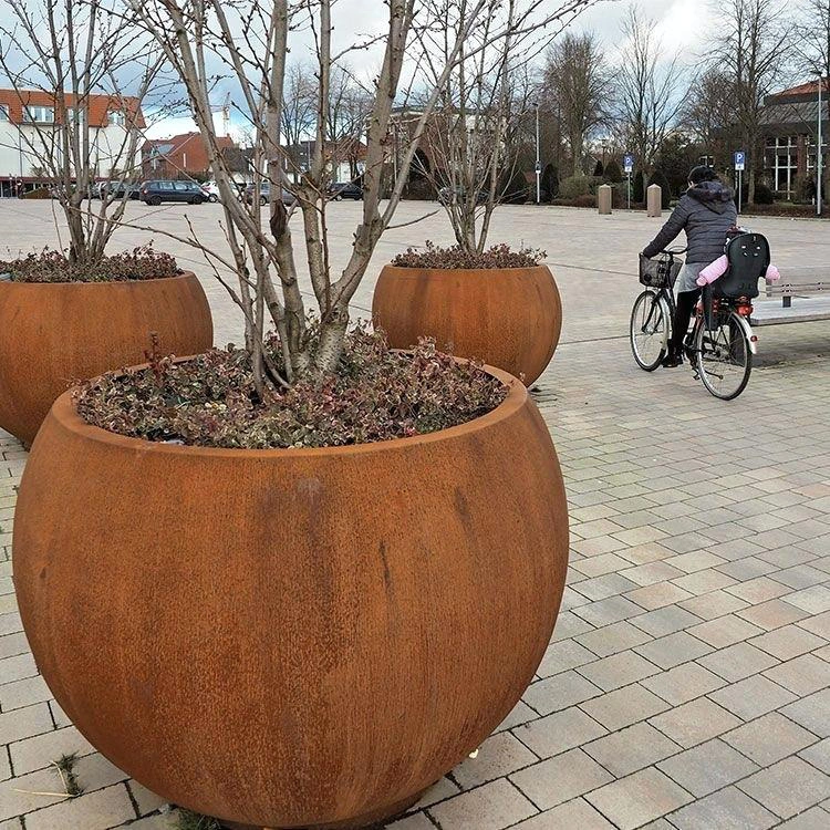 Pots de fleurs en acier corten décoratif pour l'extérieur.