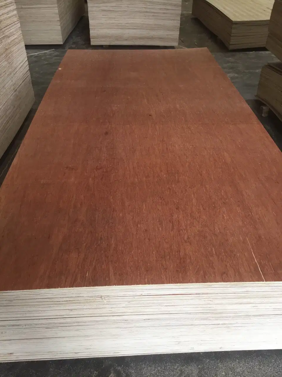 Bonne qualité prix bon marché Poplar teck naturel de base de feuillus artificielle Sapele Birch noyer les cendres de chêne rouge Fancy contreplaqué décoratif