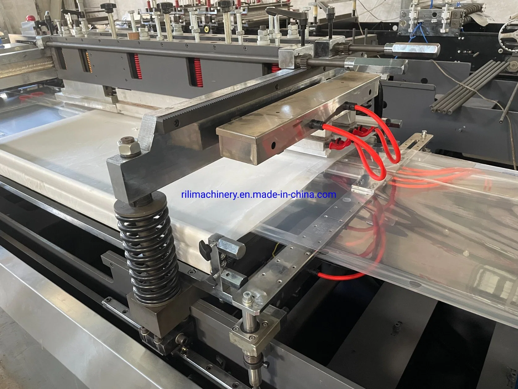 High Speed Three Side Sealing, Stand-up, Zipper Bag Making Machine Mylar Packaging Bags (die cut, install zipper mechanism)