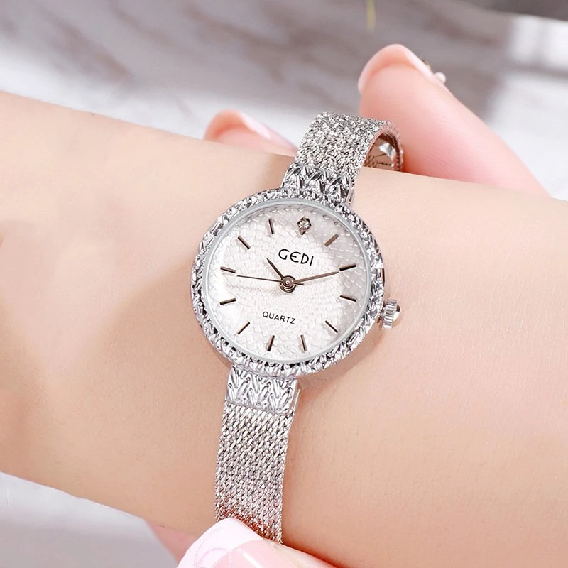 Reloj de Mujer de Moda con Banda de Acero Incrustada de Diamantes, Elegante y Resistente al Agua.