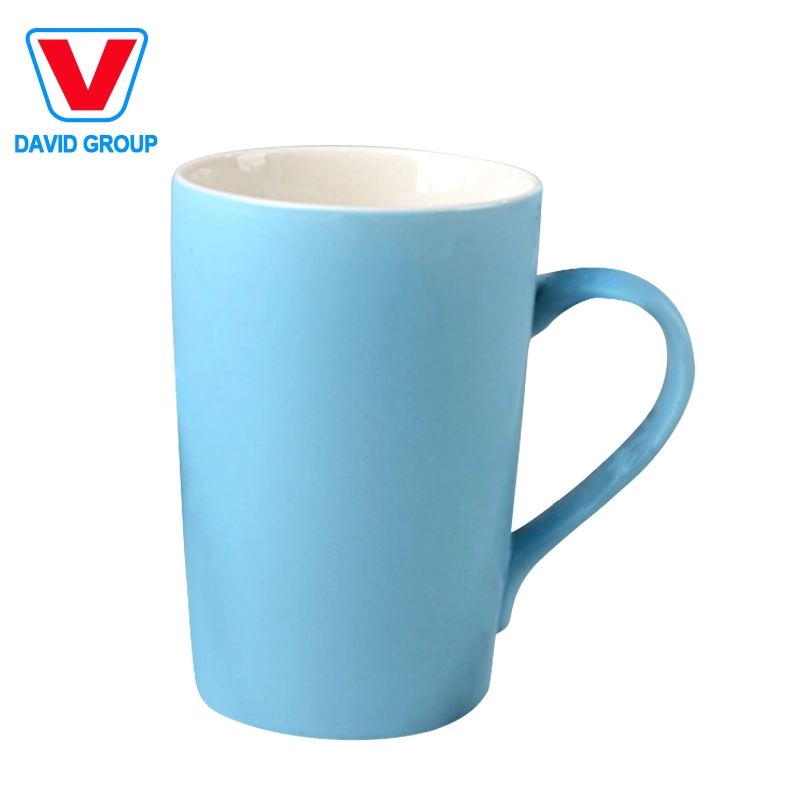 Taza de cerámica de colores con logotipo