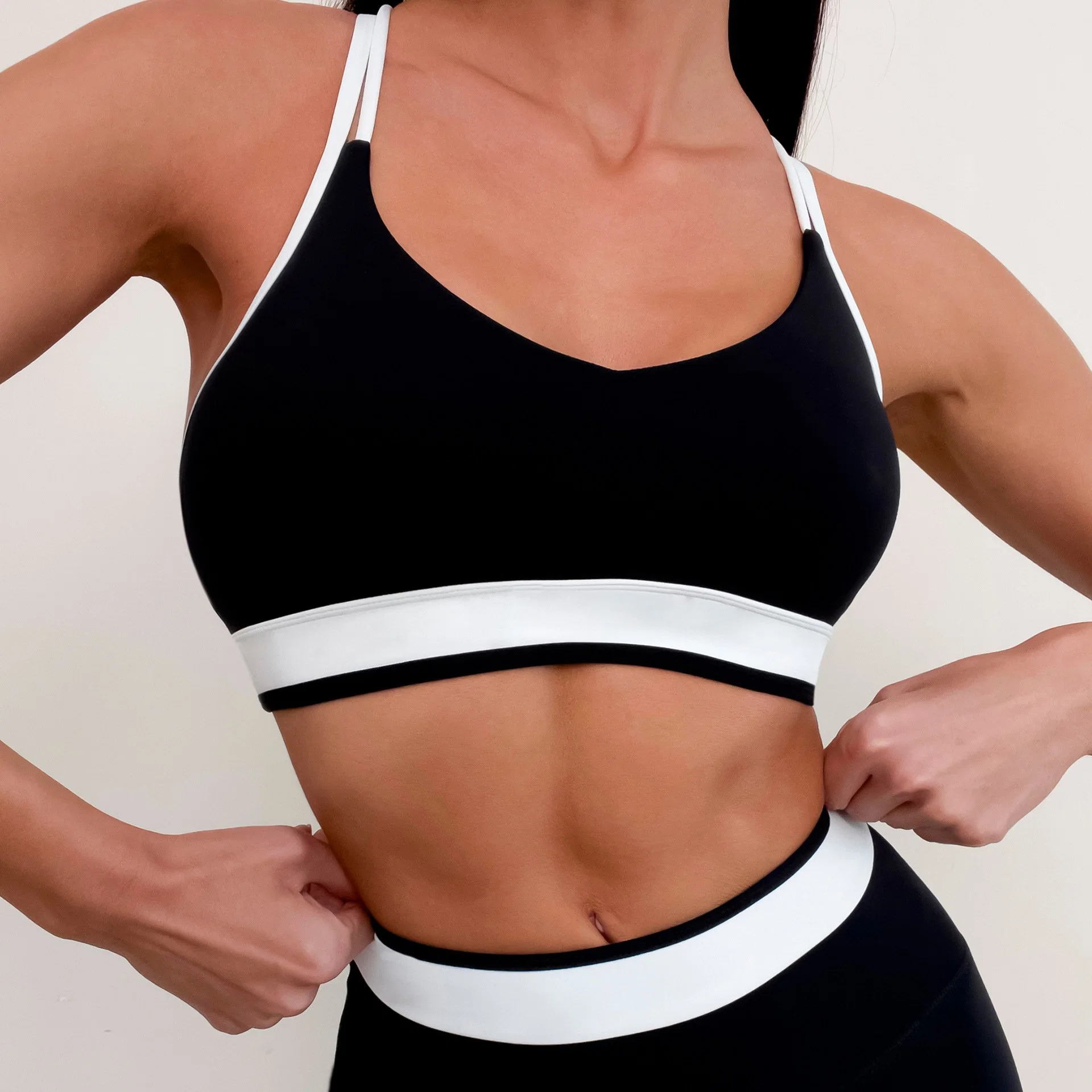 Ensemble de fitness de mode avec soutien-gorge de yoga à dos croisé et short de fitness.