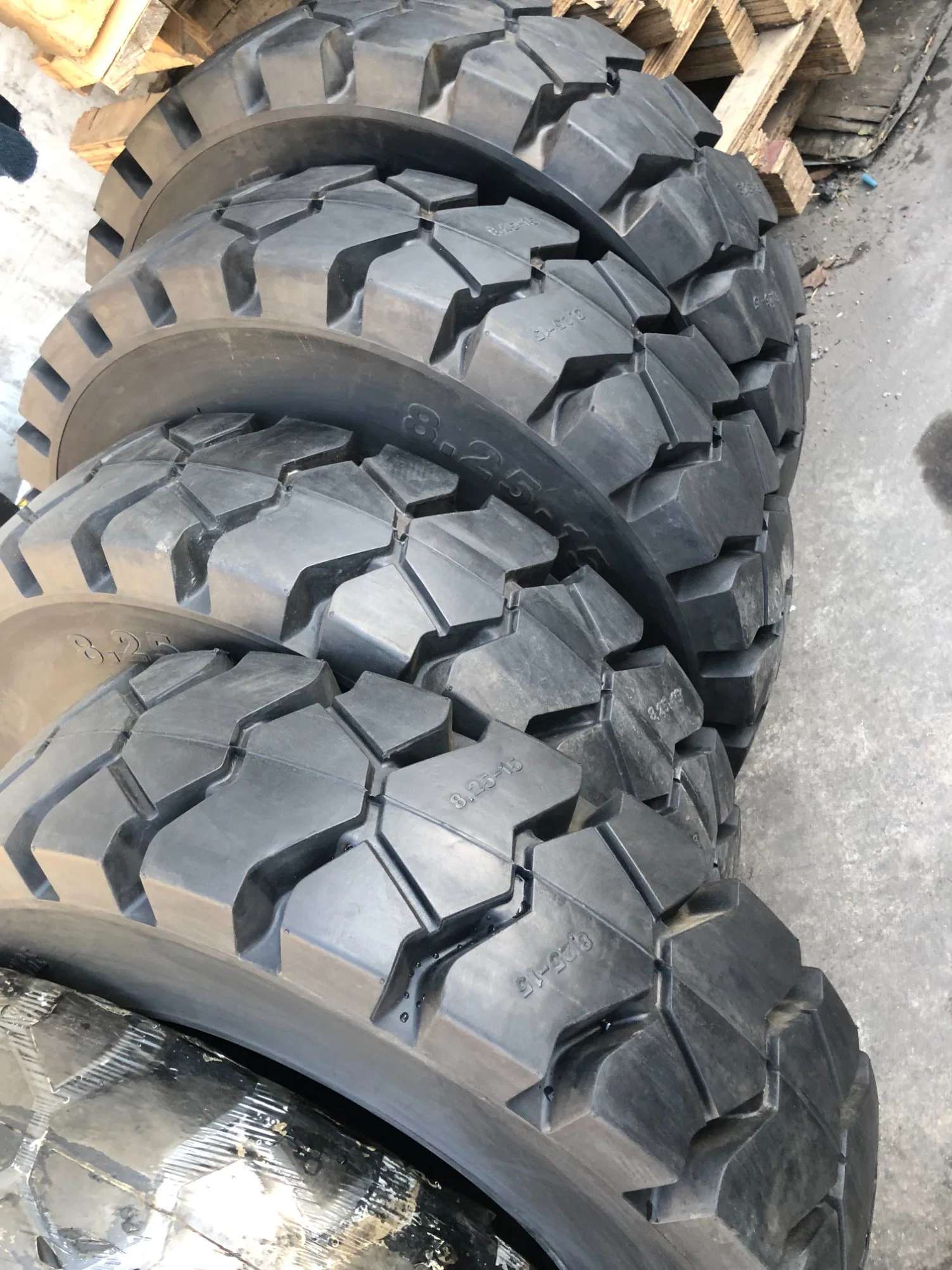 China High quality/High cost performance off The Road Wheel Loader Industrial Solid Forklift Giant Truck Tire for Sale