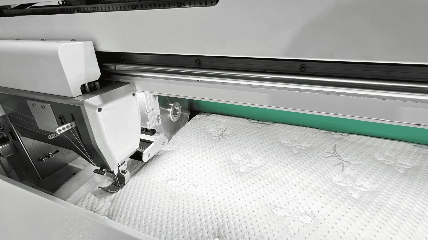 Alta precisión de corte automático Four-Side Hemming Quilting Lockstitch bordes máquina