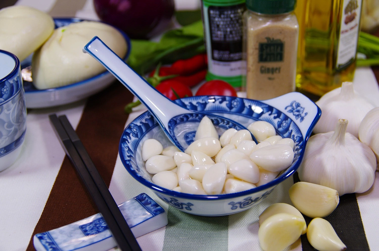 Pickled Garlic in Brine Packed in Glass Jars for Retail