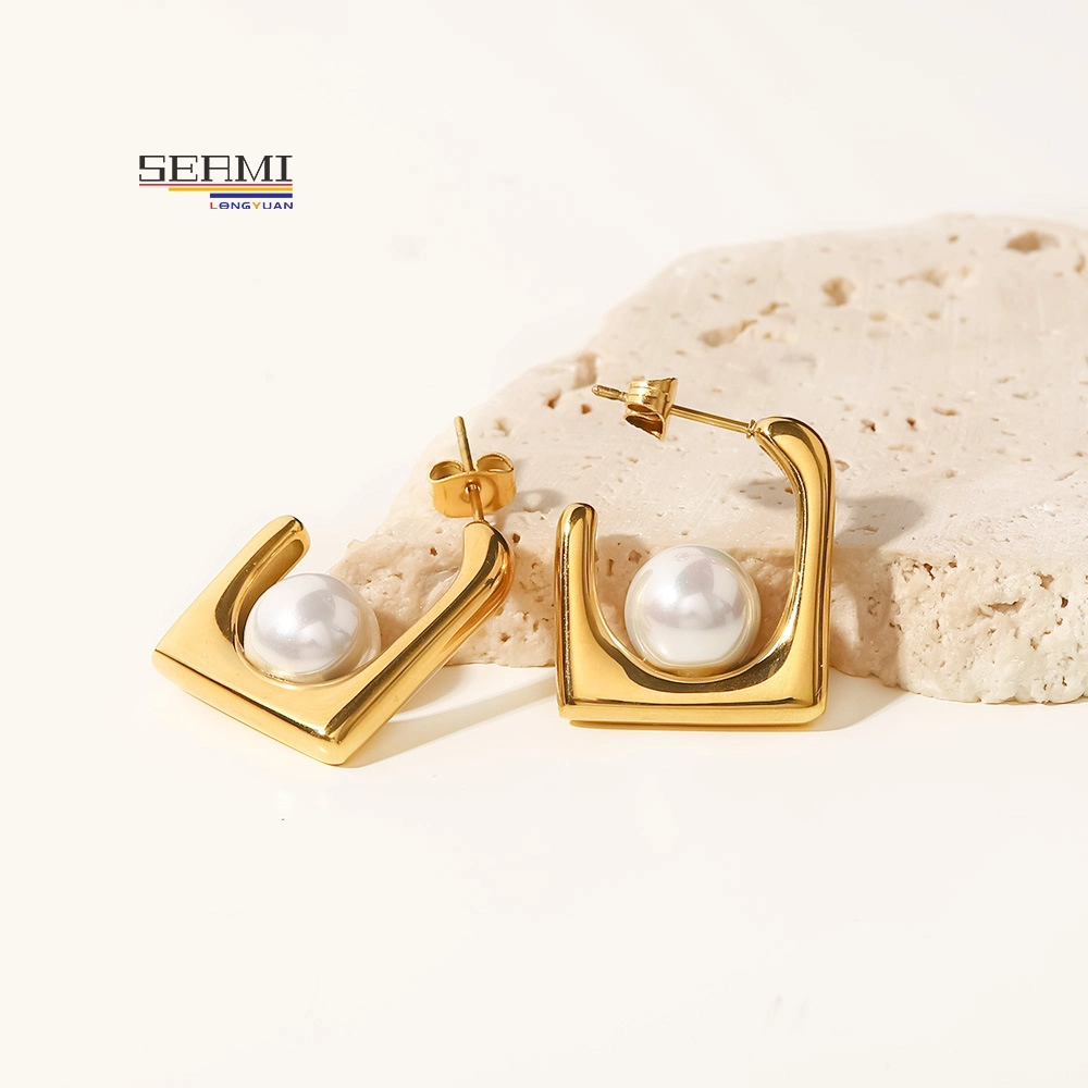 Boucles d'oreilles en perles blanches plaquées or 18 carats en acier titane pour femmes.