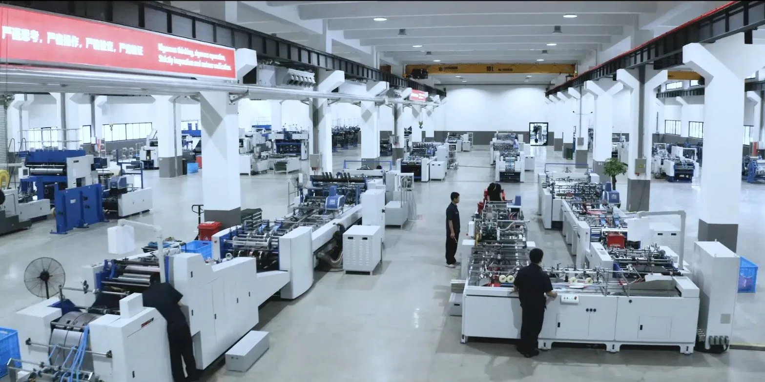 Machine automatique de fabrication de sacs en papier pour le shopping de luxe avec alimentation automatique de feuilles, poignée, renfort supérieur en carton et collage inférieur en carton à grande vitesse