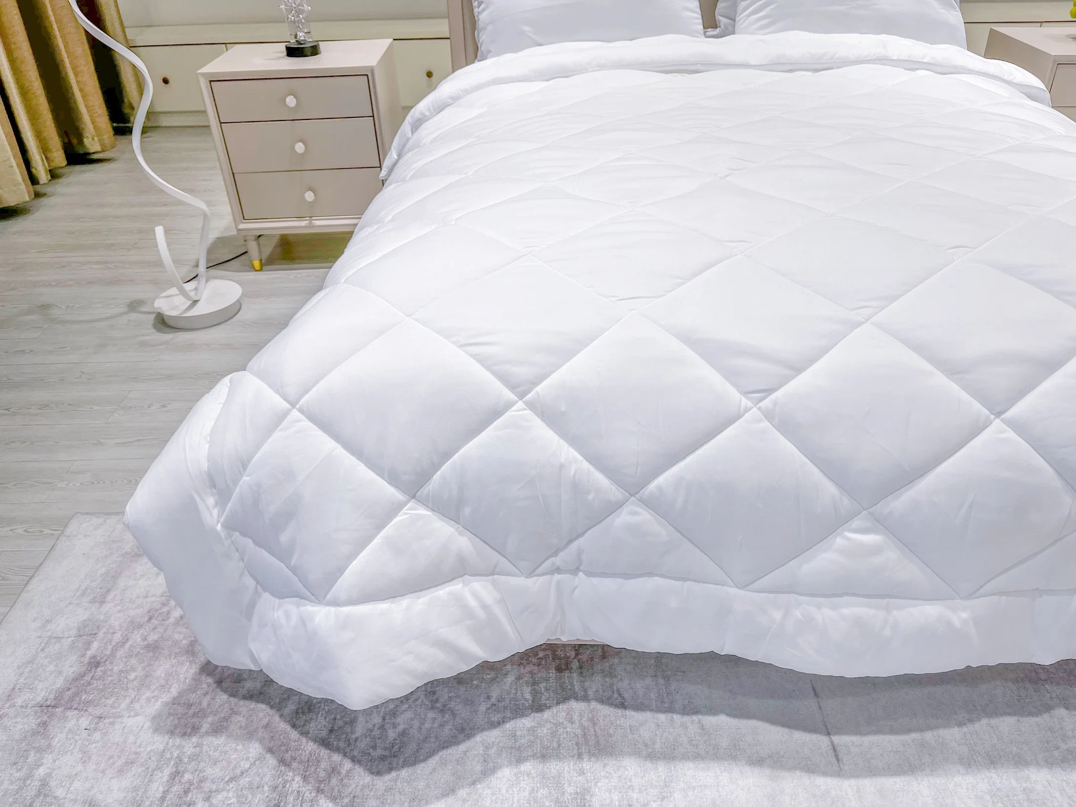 China Manufacturer Home Textile Nice Quality Cheap Price All Seasons Wholesale/Supplier New Stitching Design White Hotel Microfiber Polyester Quilted Fluffy Duvet