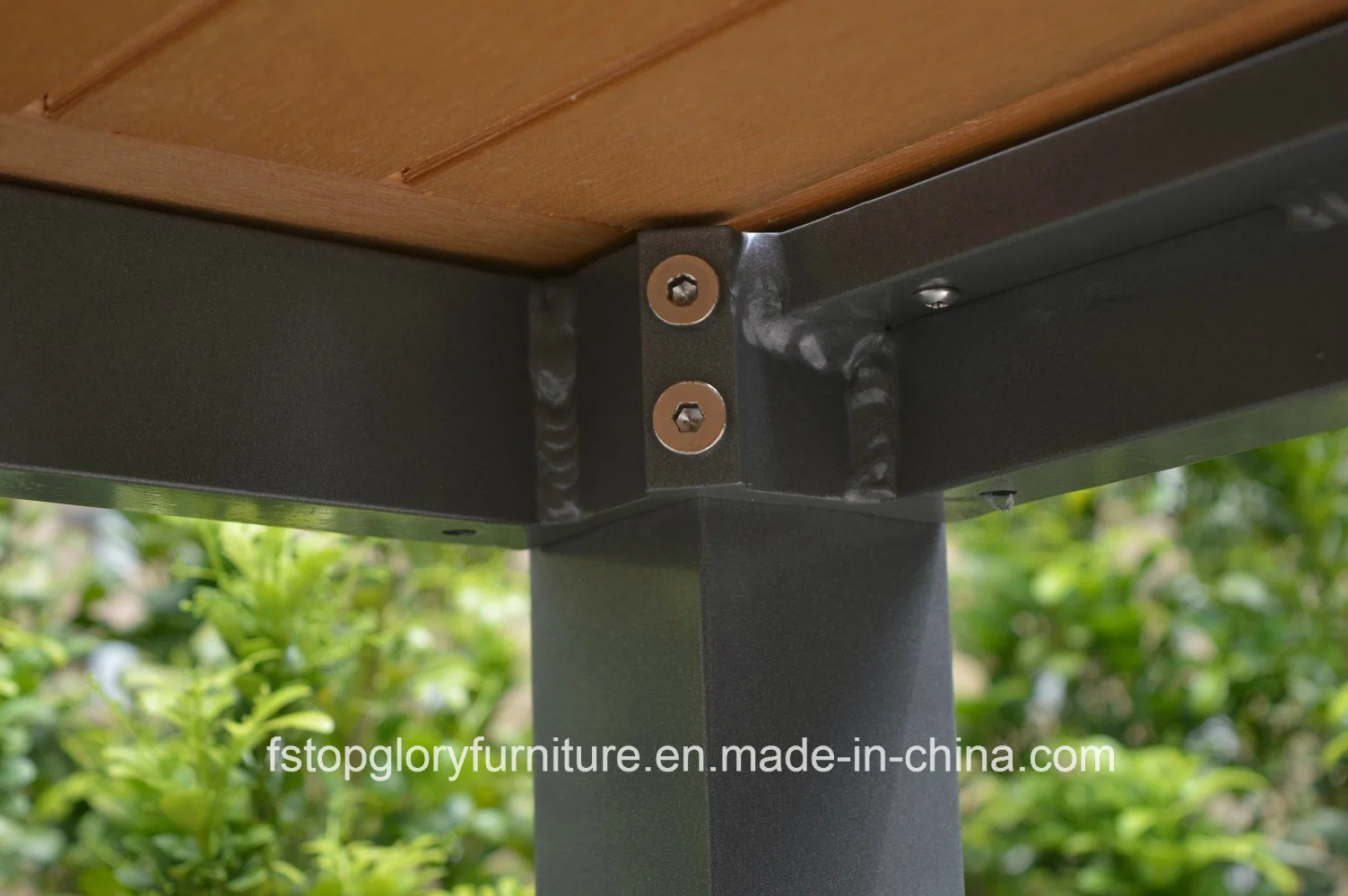 La madera de plástico de la mesa de comedor y sillas juego de muebles de exterior