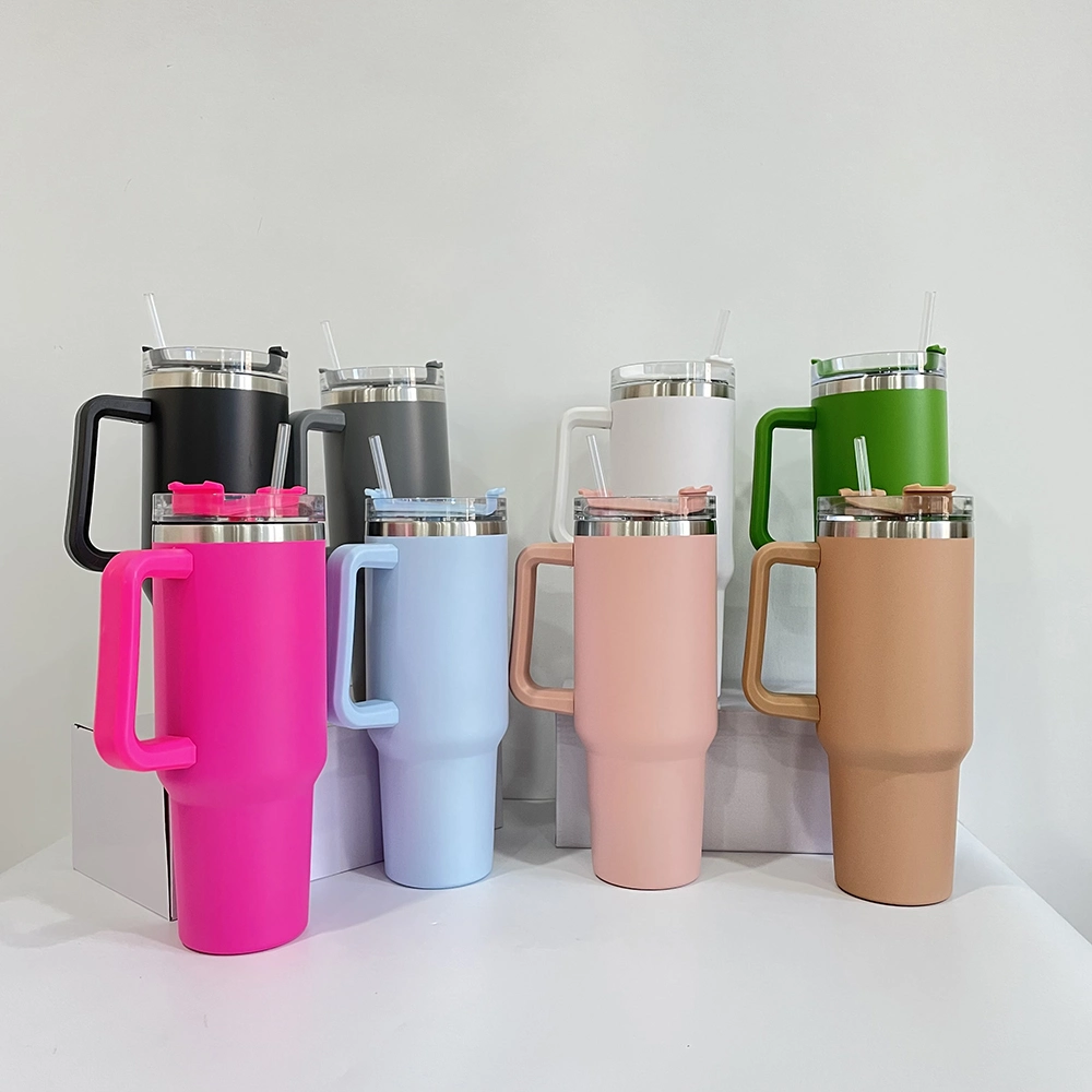 Vente en gros vrac Quencher Tumbler avec poignée revêtement en poudre Voyage Tasse café bière tasses de voyage tasses avec couvercle et paille