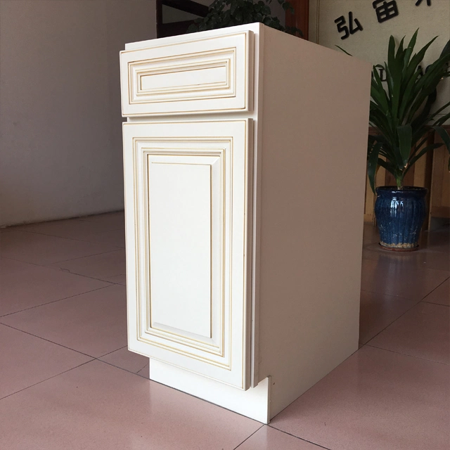 Armoire de cuisine RTA à panneau surélevé blanc de style classique avec 45 degrés de raccordement de porte à onglet.