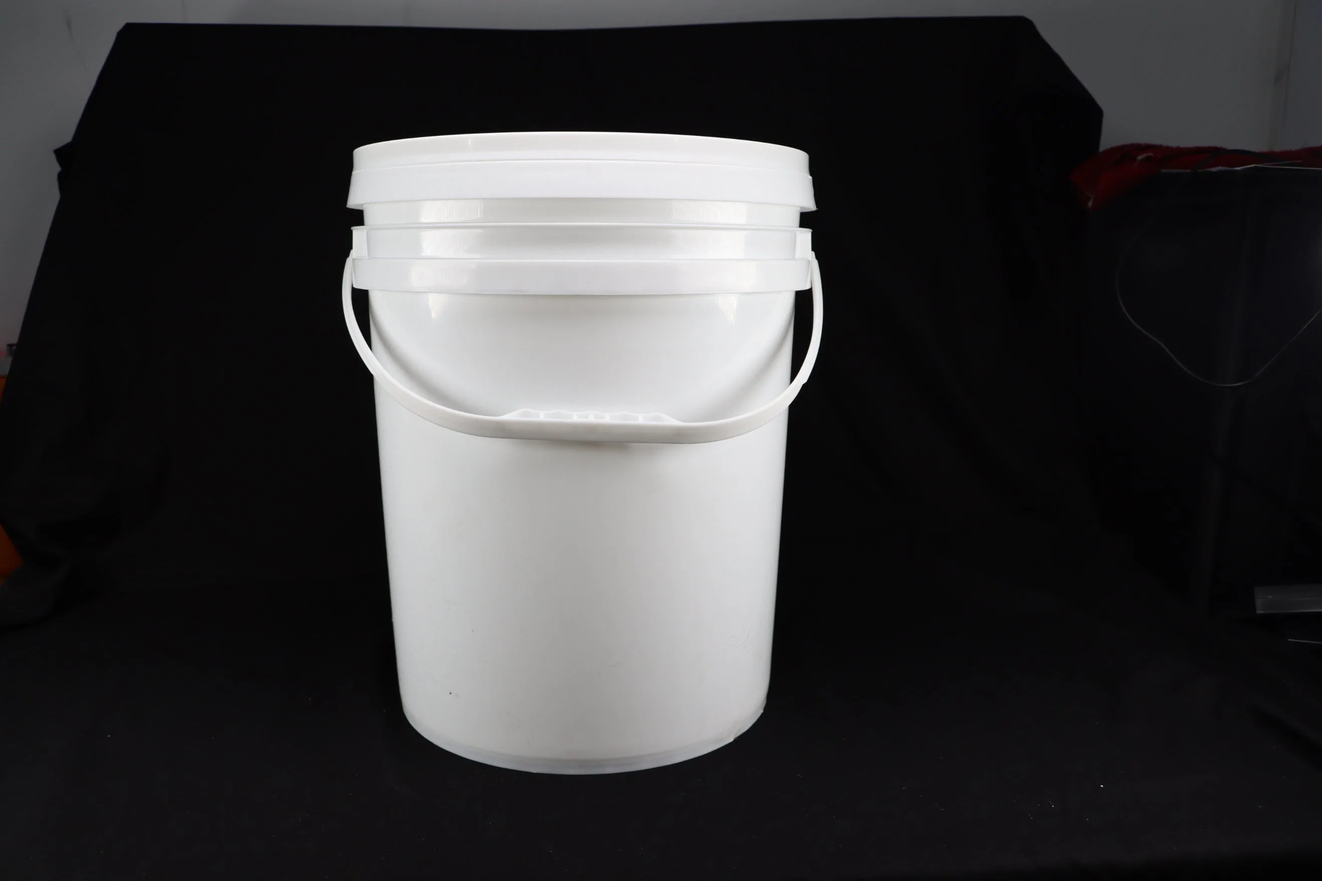 دلو بلاستيكي أبيض آمن للأغذية بسعة 2 لتر و 5 لتر و 10 لتر و 20 لتر و 25 لتر و 5 جالون بأسعار رخيصة ومخصصة مع أغطية ومقابض.