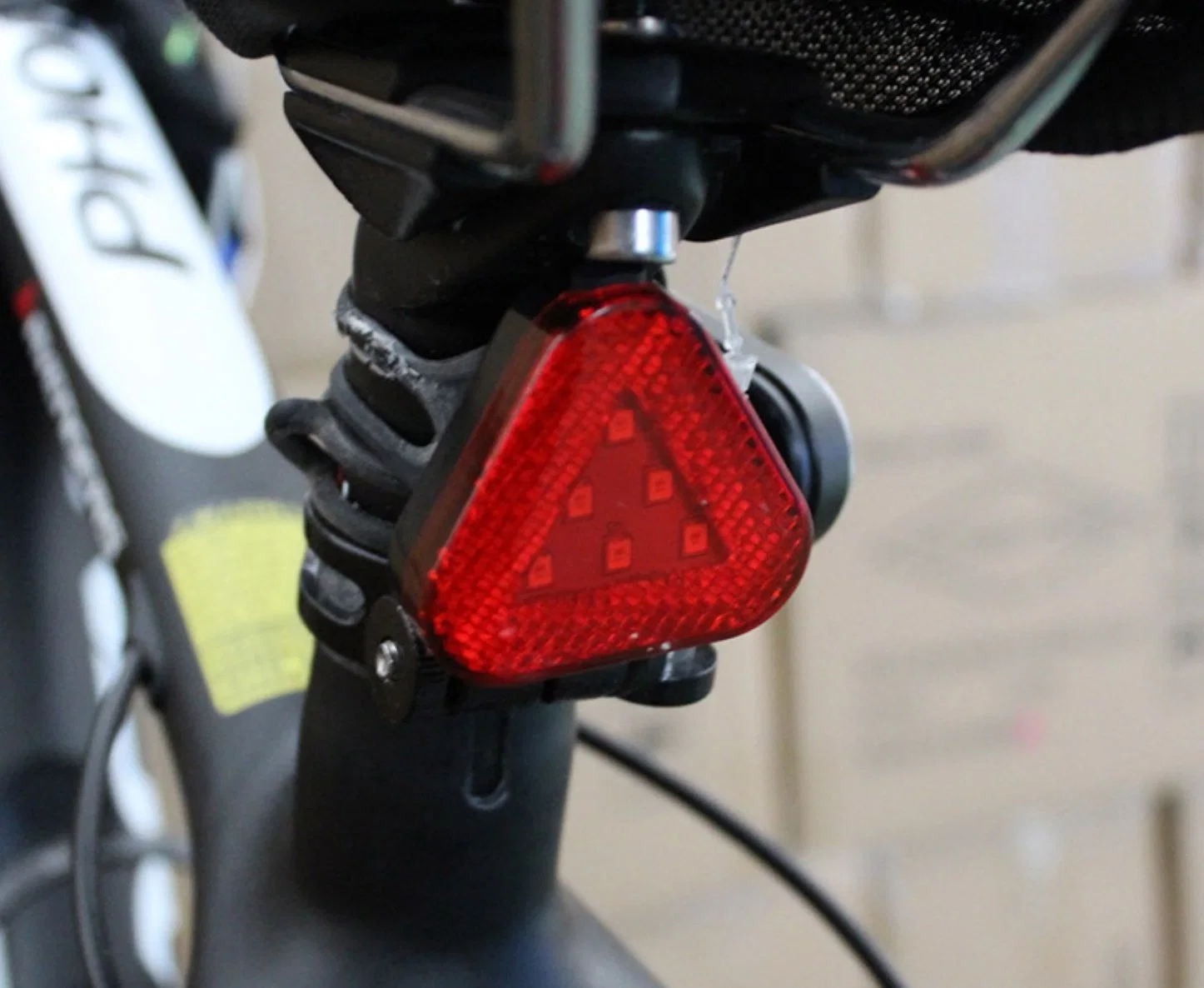 Ultra Bright Battery Powered Bike Front Lamp Red Warning Flashing Bicycle Taillight Seaport Road Mountain LED Bicycle Light with 3 Flashing Modes