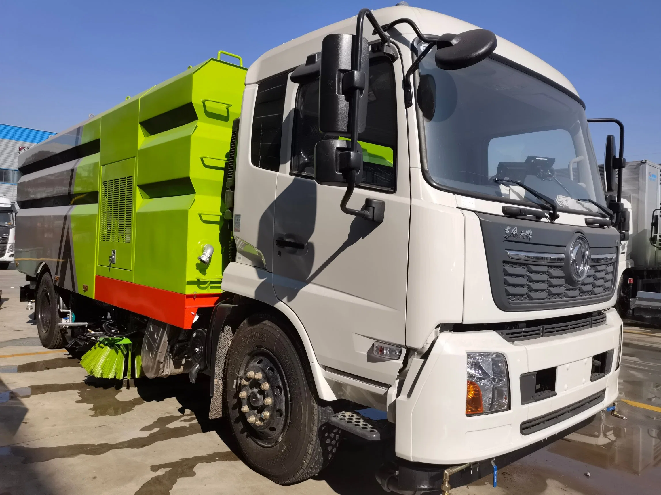 New Customized 4*2 Dongfeng Street Dust Cleaning and Washing Vehicle Road Sweeper Truck 8cbm Street Vacuum Cleaner