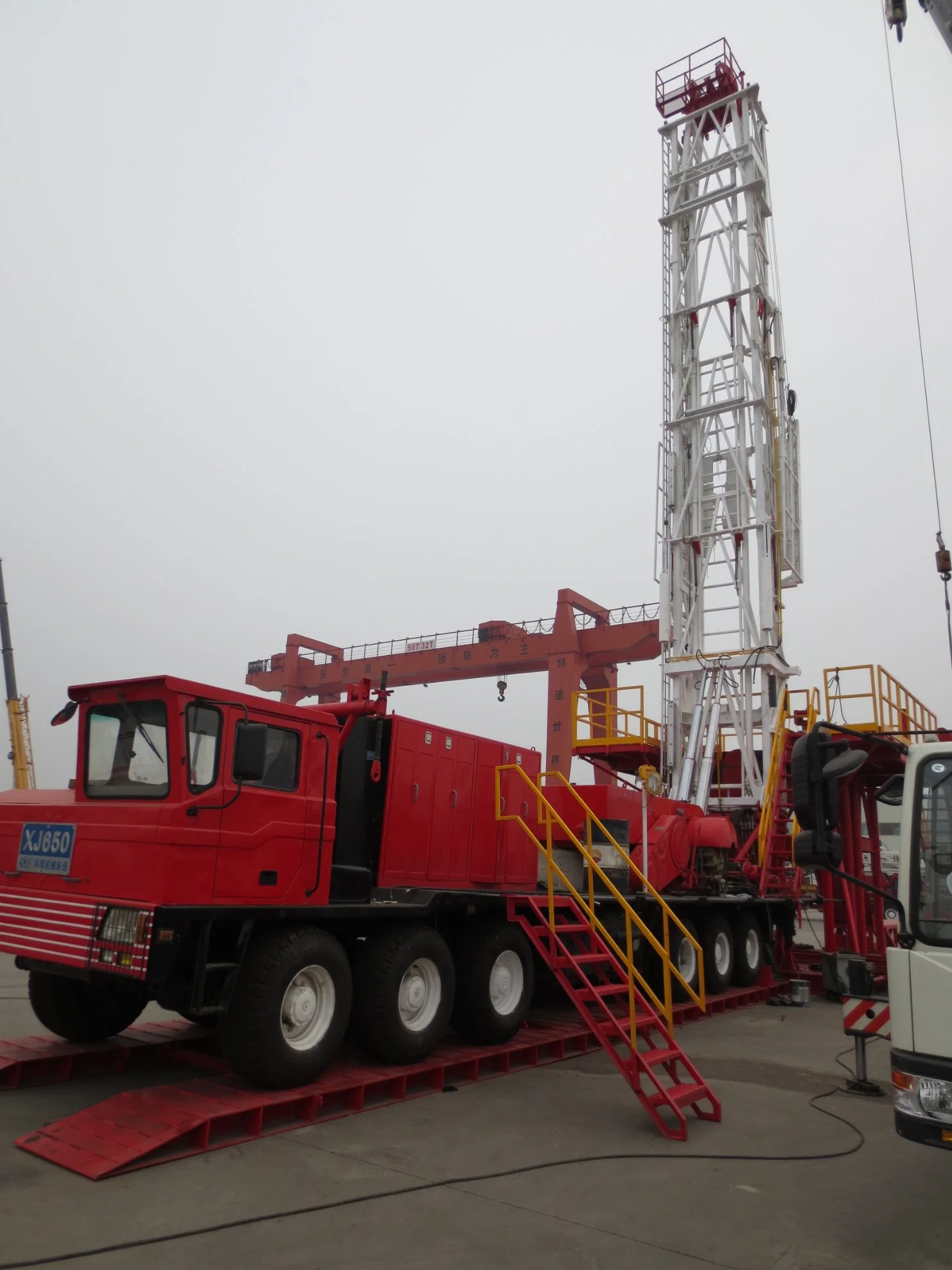 Truck-Mounted Drilling and Workover Rig 350HP/900kn Oil Well 200000/900 Provided 17-1/2"/440.5 350/257 385/287 Actual Height API