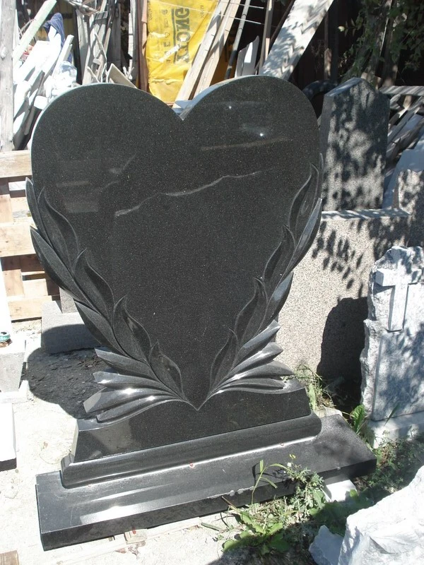 Corazón negro único monumento de mármol de granito de desecho de la cruz