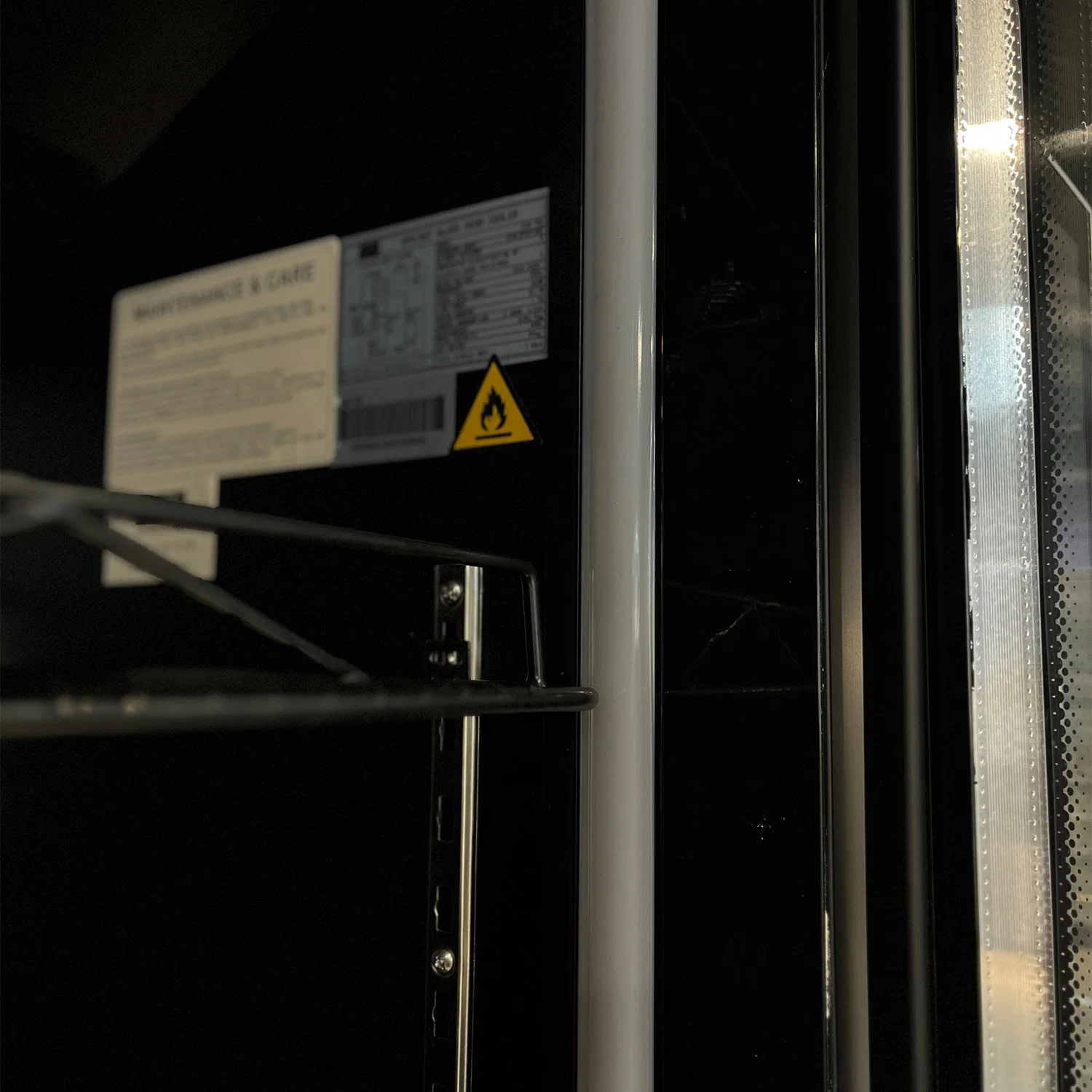 مبرد المشروبات شاشة عرض تجارية مستقيمة يحافظ الثلاجة على تبريد الباب الزجاجي خزانة النبيذ