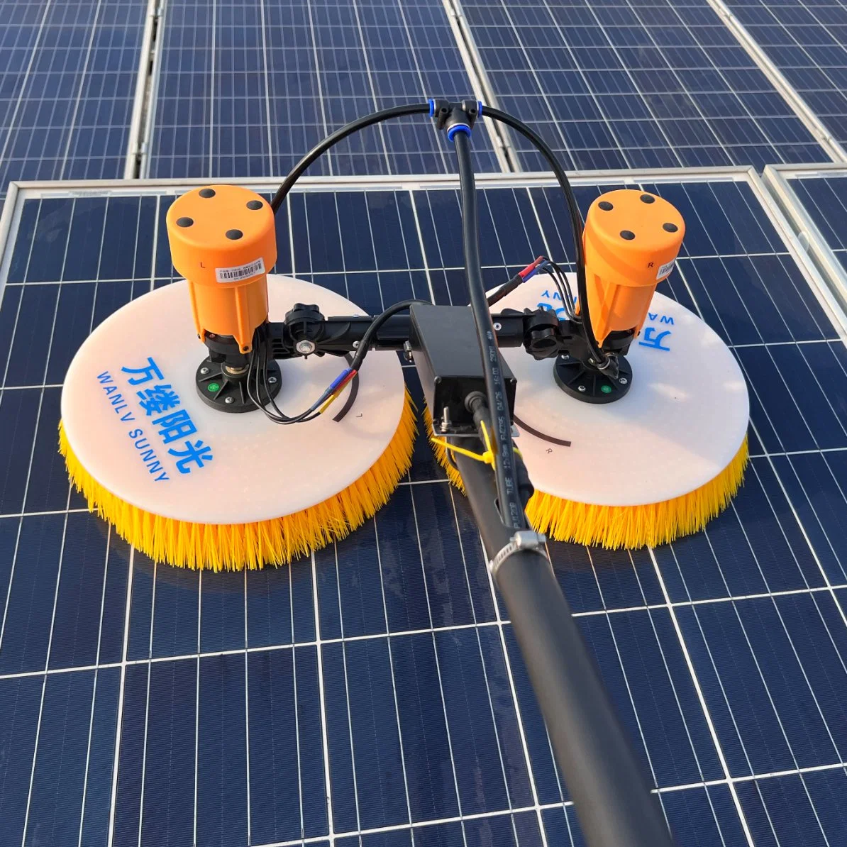 Equipement de nettoyage de panneau solaire à tige télescopique en alliage d'aluminium de 5.5 M. Brosse de nettoyage pour panneau solaire rotatif à pôle alimenté en eau Lithium Power