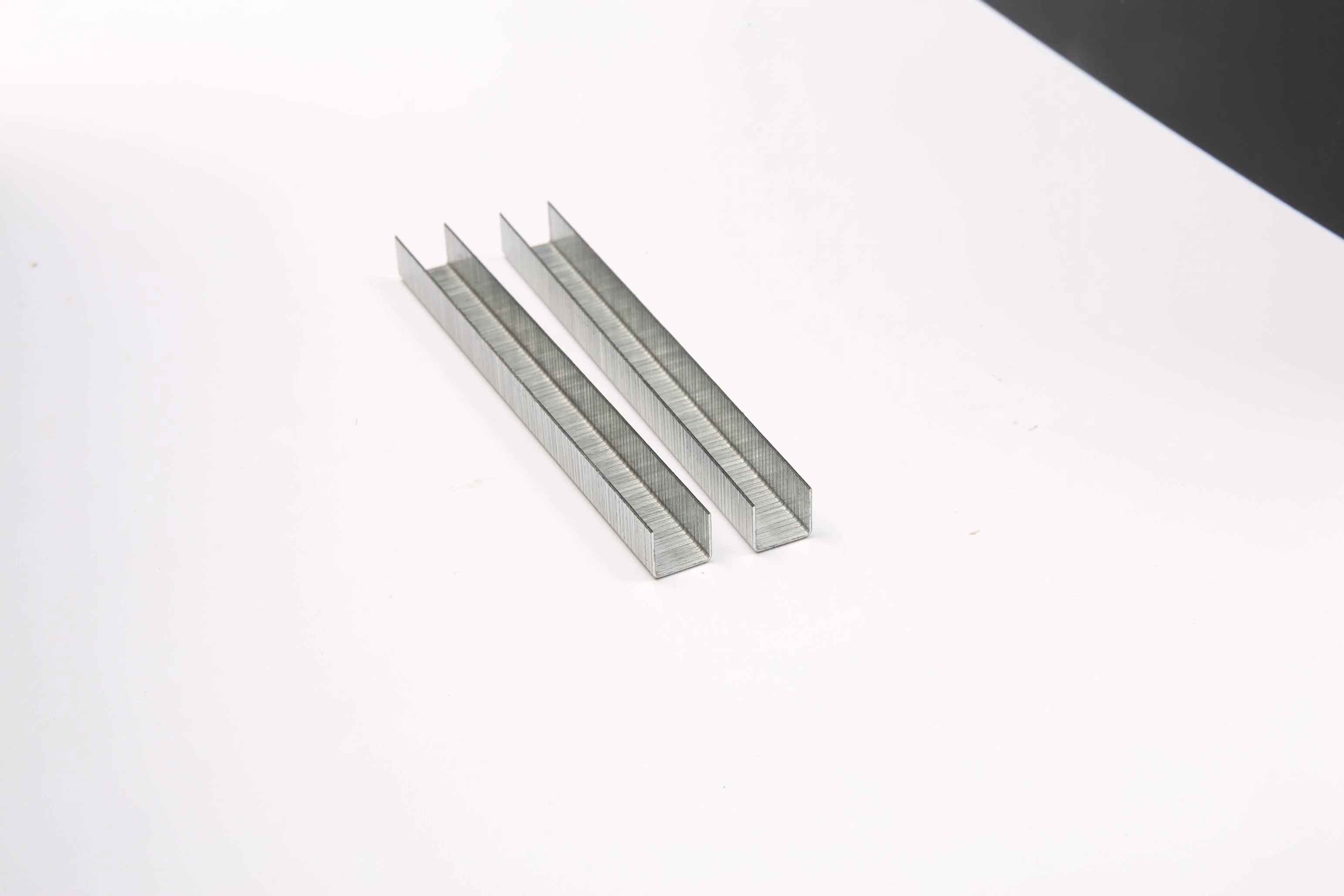 Una de las Series 20GA11 Grapa galvanizados clavos para muebles de buena calidad