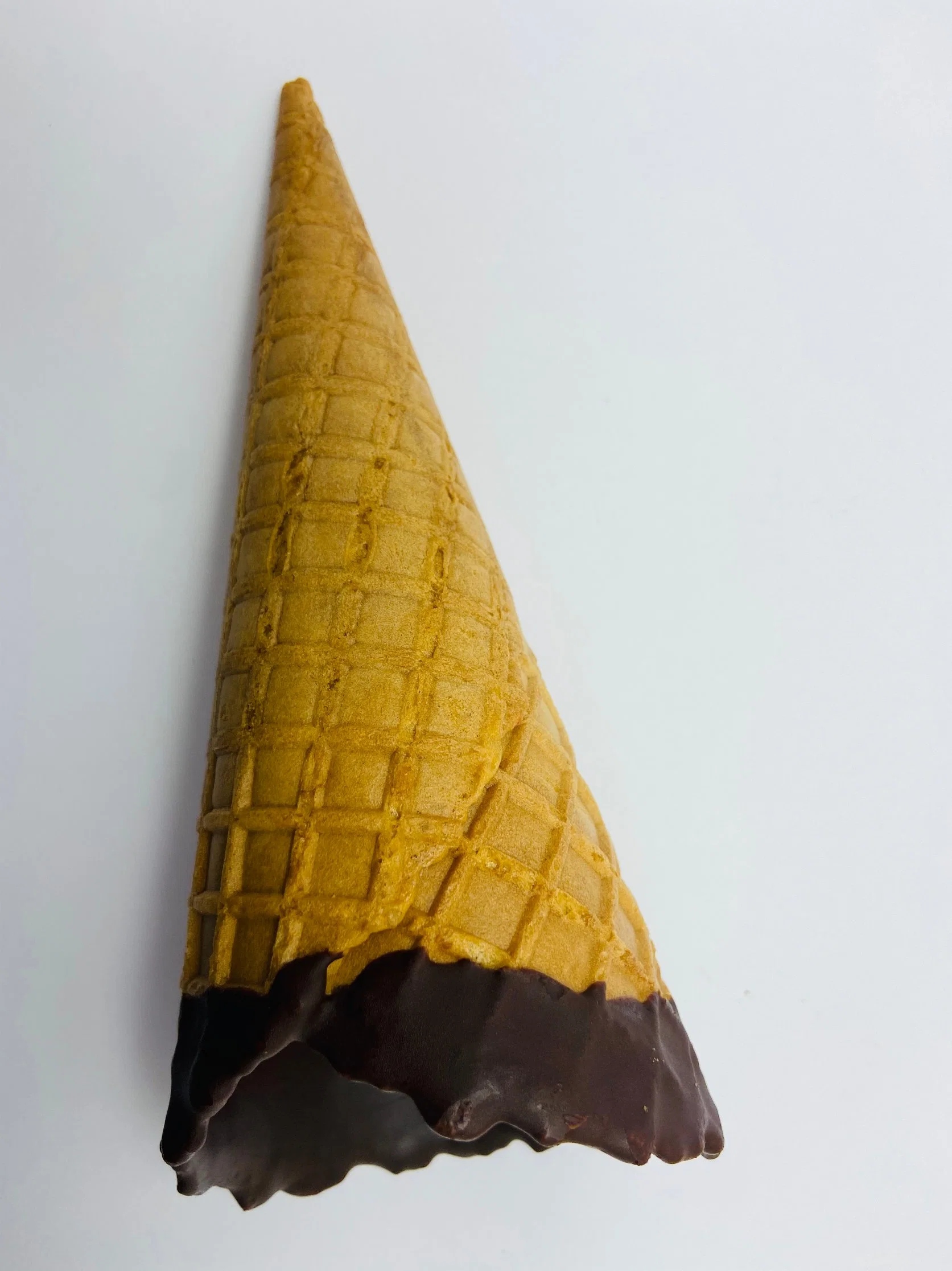 Jumbo 23&deg; Edible Conventional Wheat Flavor Long Ice Cream Cone Waffle Cone