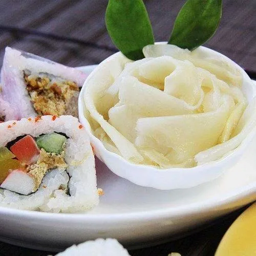 Les sushis japonais Les tranches de gingembre blanc traditionnel