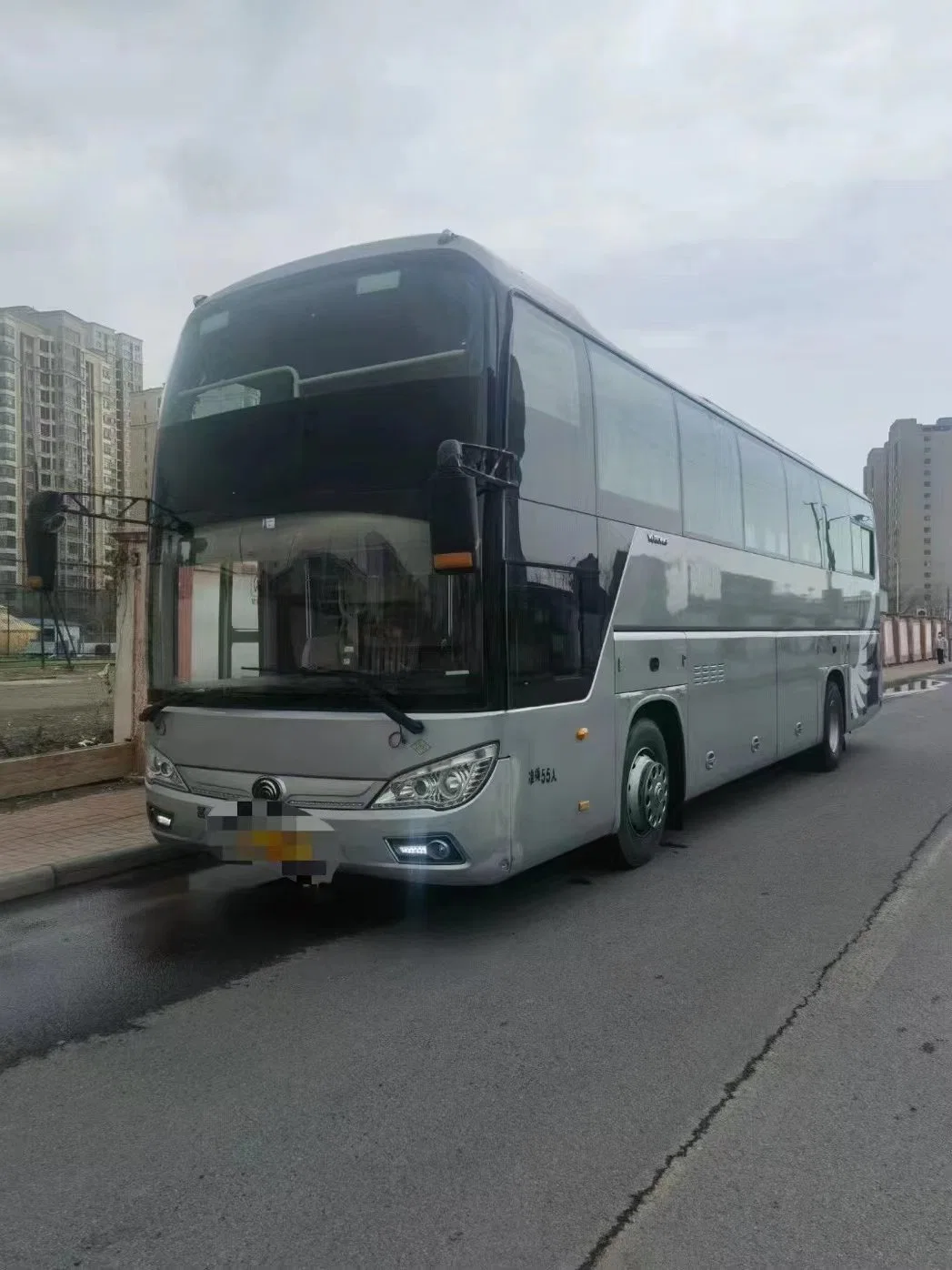 The LNG Truck, Which Was Produced in 2015, Has 55 Seats. Model Number 6118. The Natural Gas Car Has Yuchai 34n Engines.