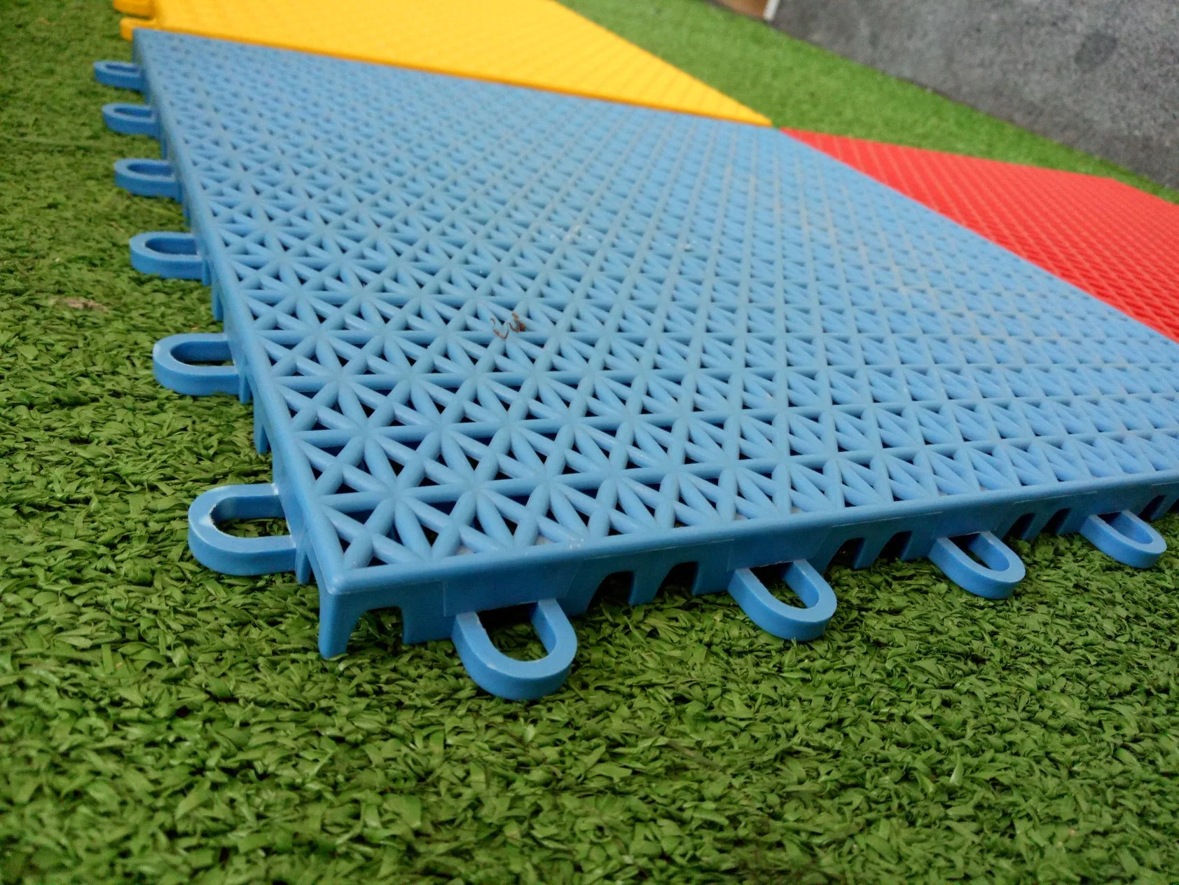 China Futsal Multi-Sports Strength Grate Modular Suspended Court Outdoor Plastic Sports Tiles Flooring