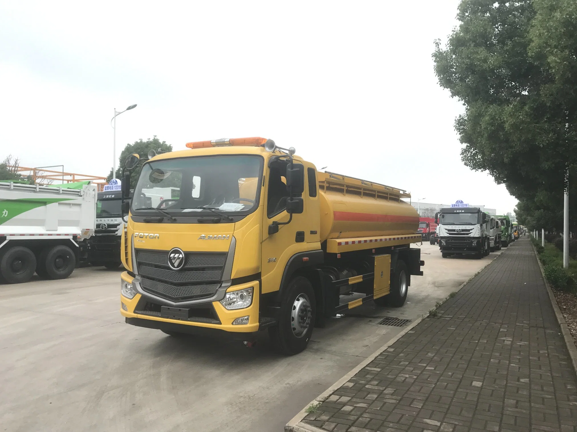 Good Quality Foton Auman 10tons 12tons Right Hand Drive Oil Tank Truck for Sale