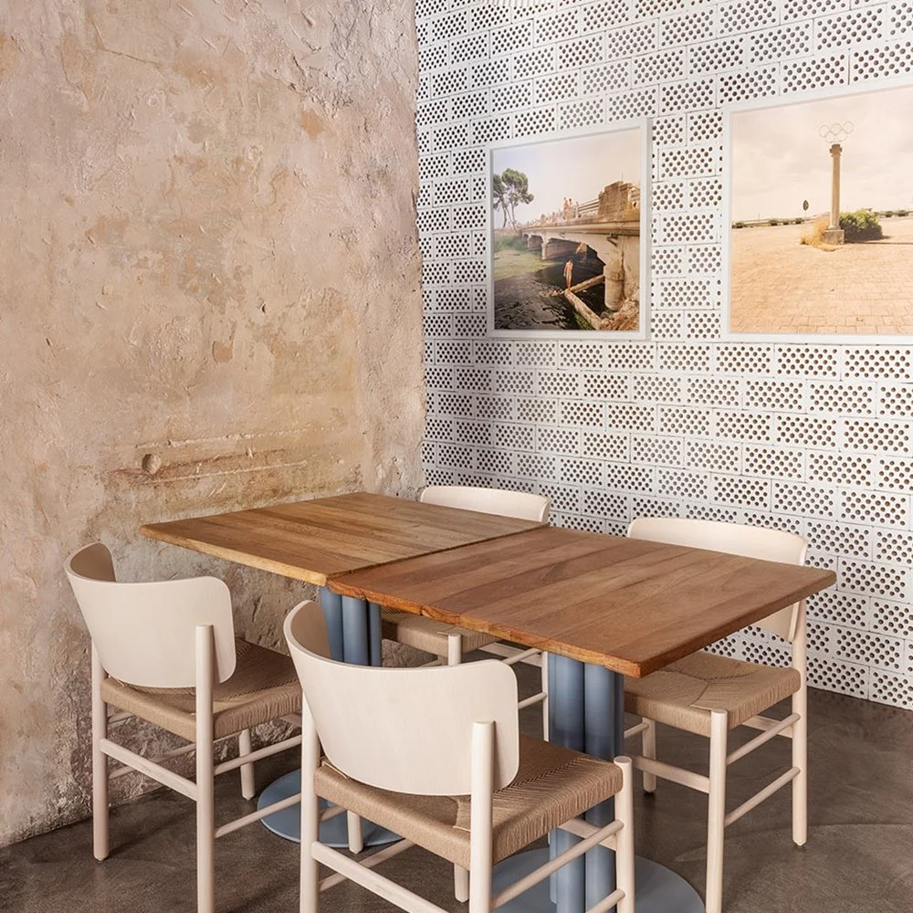 Современный дизайн обеденный зал с деревянным столом