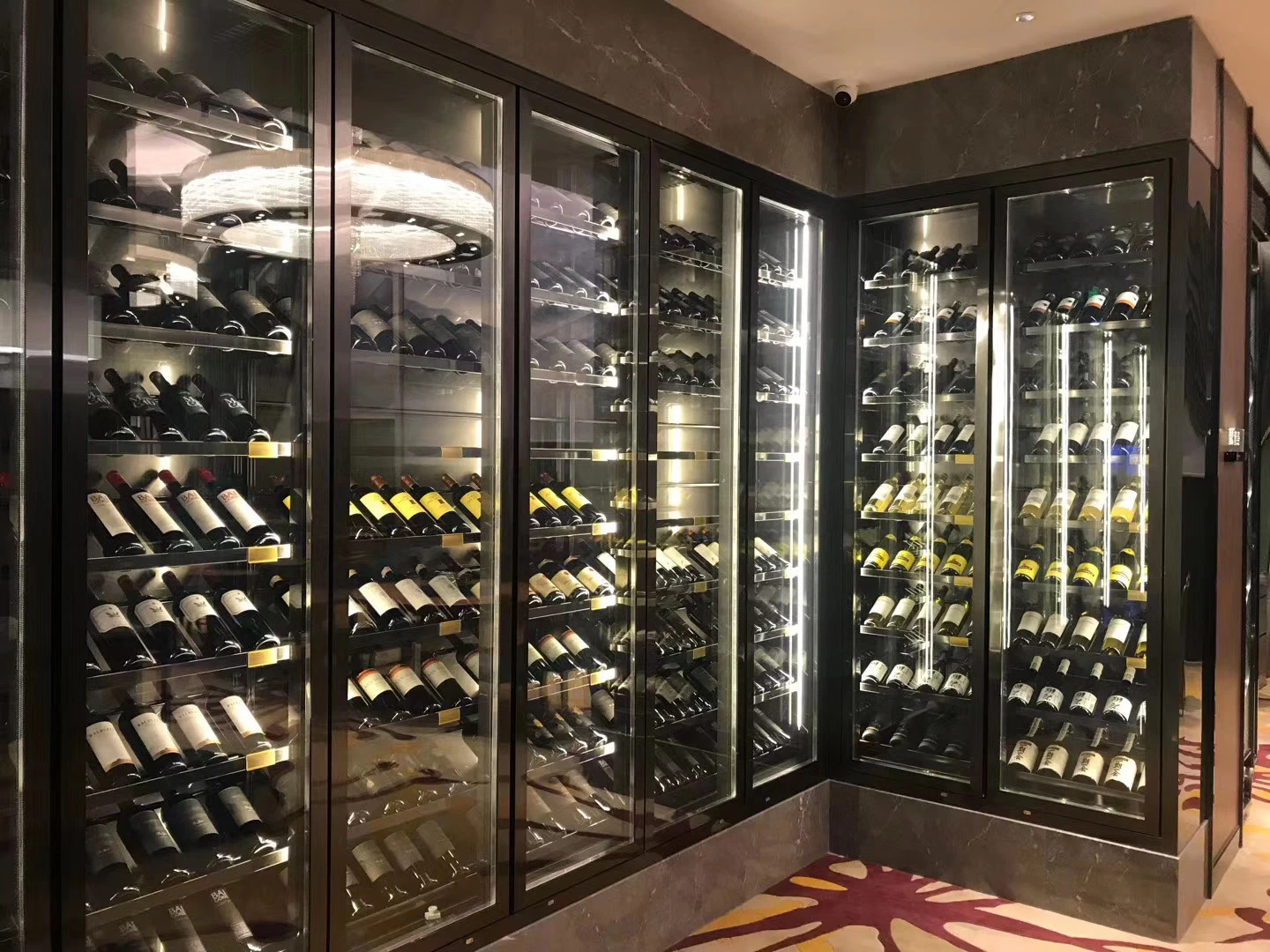 La personnalisation Customzied Jiufu Accueil Rack de vin en verre monté sur un mur construit en Champagne panachés de vin refroidisseurs appareil cave