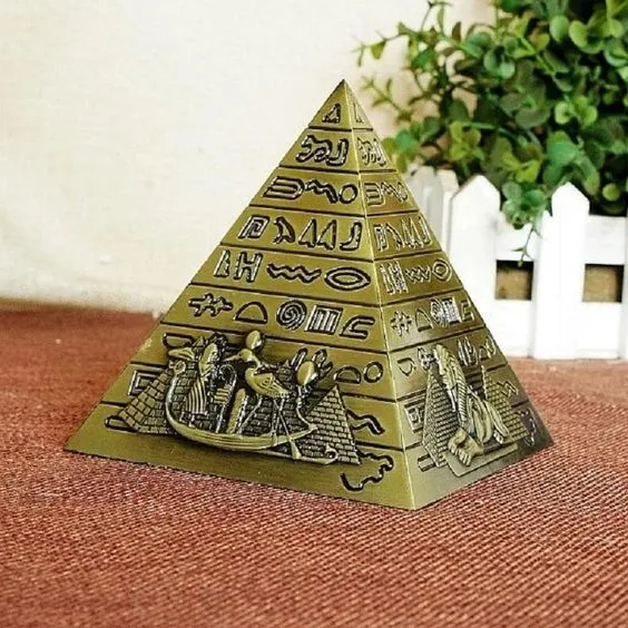 La main fini d'hiéroglyphes égyptiens pyramide figurine miniature Statue Sculpture modèle