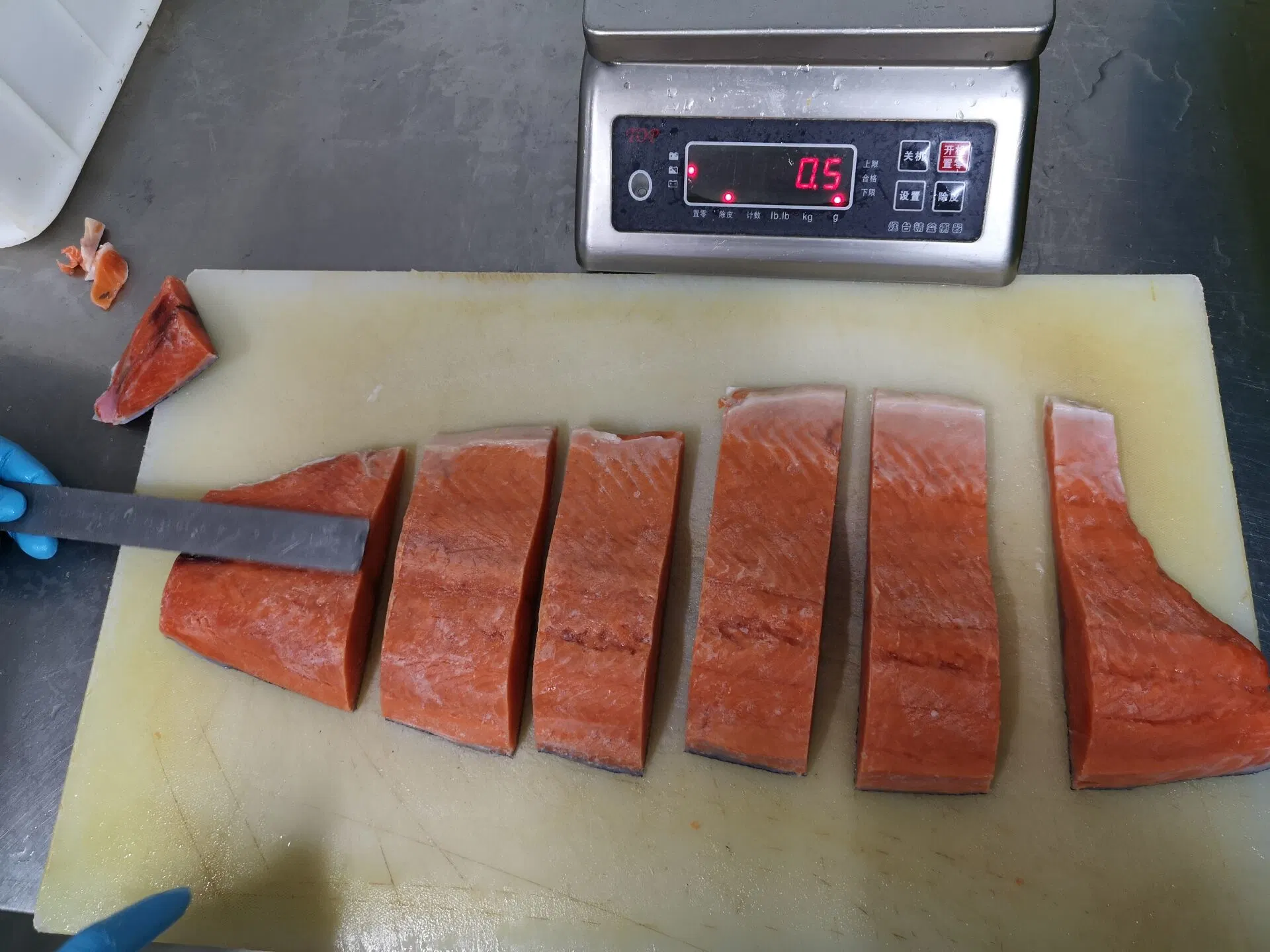 Porción de salmón coho congelado, piel encendida