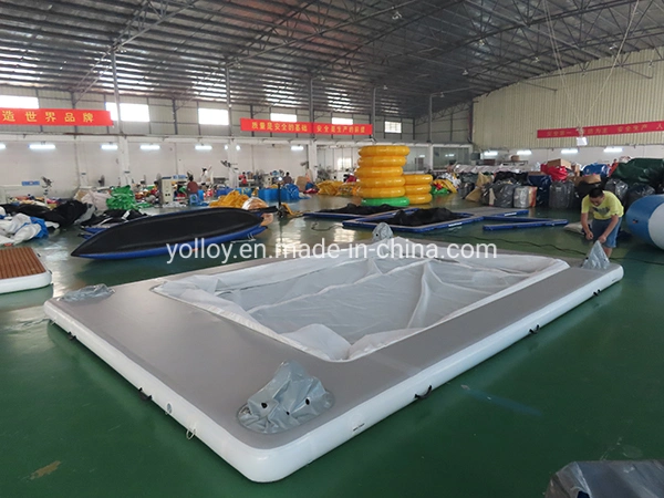 Yate inflable de medusa. Plataforma flotante para nadar en el océano con red.