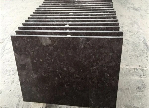 Naturstein schwarz/weiß/grau poliert/matt/geflammt/gebürstet Antiker brauner Granit für Boden/Wand/Außenplatten/Fliesen/Arbeitsplatten/Treppen/Schweller/Säule/Pflaster