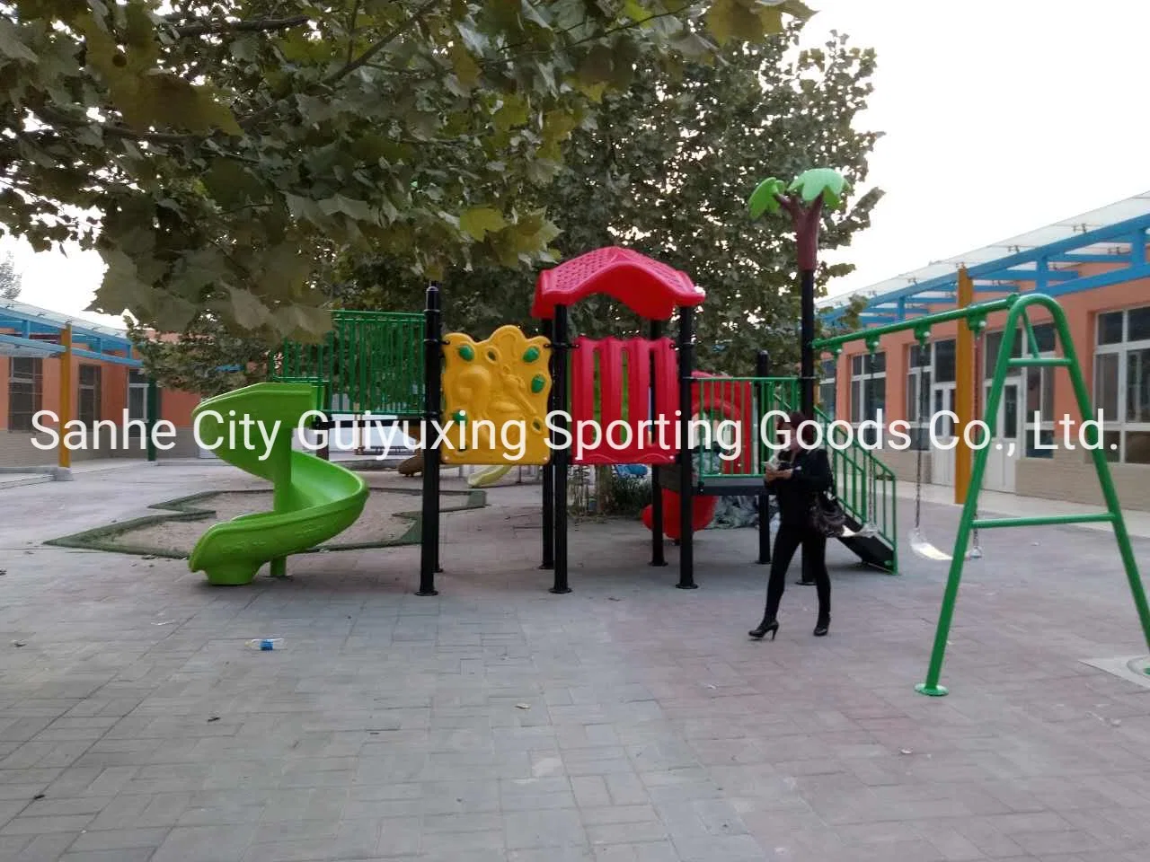 El parque al aire libre el equipo de entretenimiento para niños