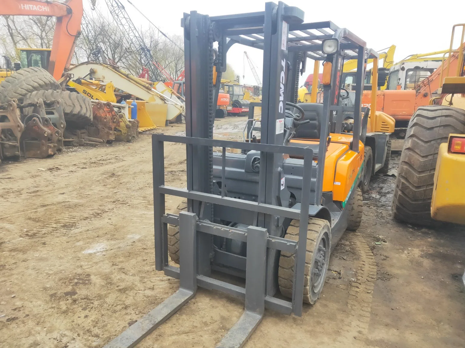 Sidhand 3T Forklift TCM Fd30 استخدم العلامة التجارية اليابانية الأصلية مصغرة المعدات