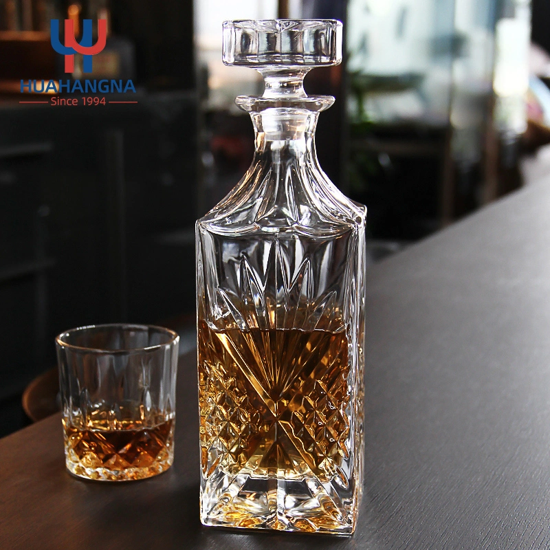 China Maunfacturer 800ml Crystal Glass Bourbon Bottle Decanter Set with 6 Whiskey Glasses for Liquor Rum Vodka Gifts for Men