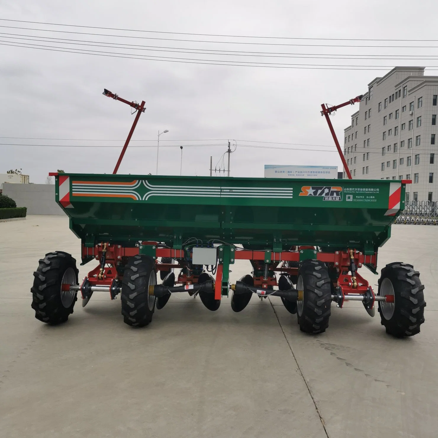 Nueva fábrica de buen desempeño de América del Sur de alimentación 4 Cordilleras montada en el Tractor Sembradora de papa con el fertilizante