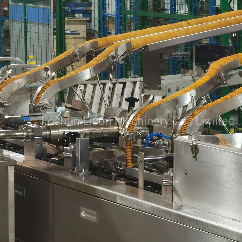 Ligne de production automatique de petits biscuits à deux couleurs, deux couches de crème et de confiture de fruits, avec machine d'emballage sous film.