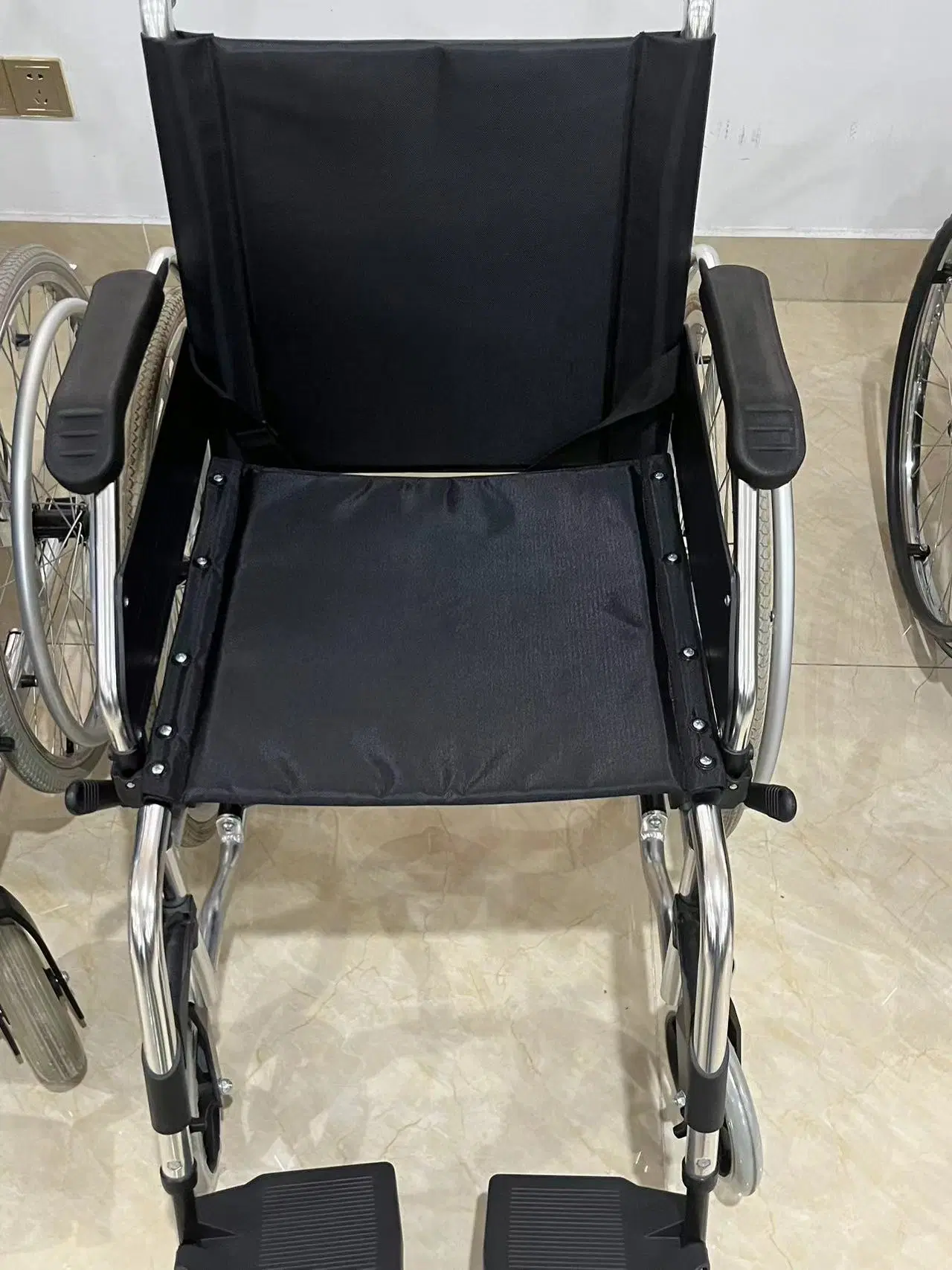 Fauteuil roulant à bande de commodes à pneus pleins à roues arrière MAG